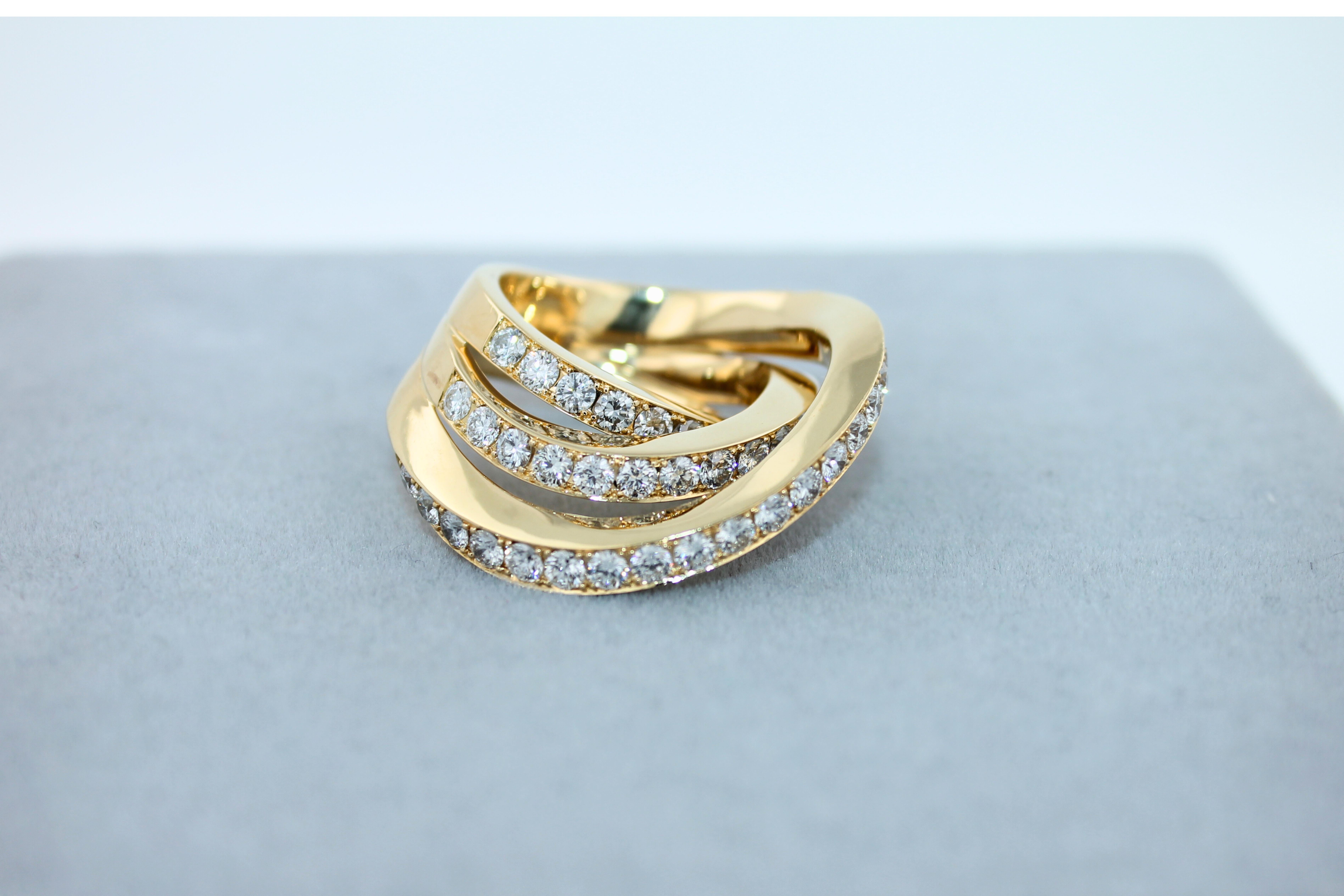 Bague en or jaune 18 carats en forme de vague géométrique avec canaux de diamants en vente 13