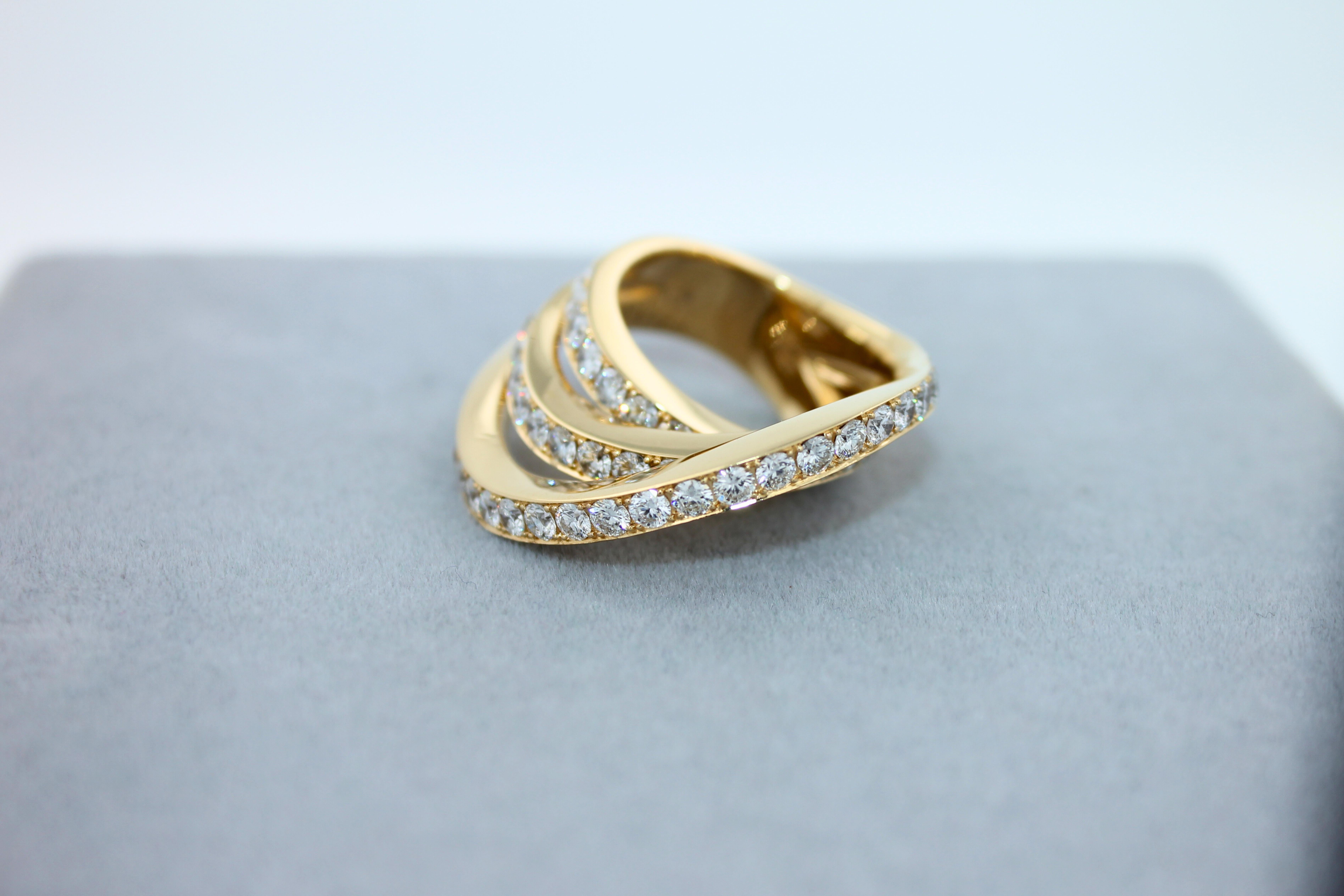 Bague en or jaune 18 carats en forme de vague géométrique avec canaux de diamants en vente 14