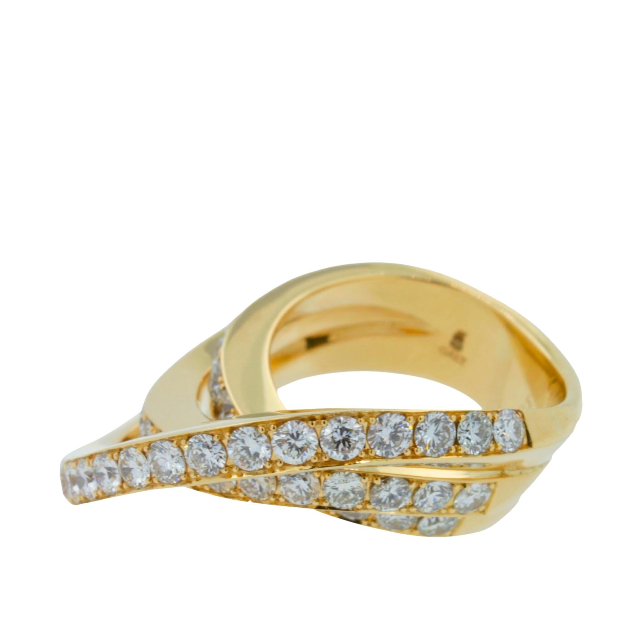 Taille brillant Bague en or jaune 18 carats en forme de vague géométrique avec canaux de diamants en vente