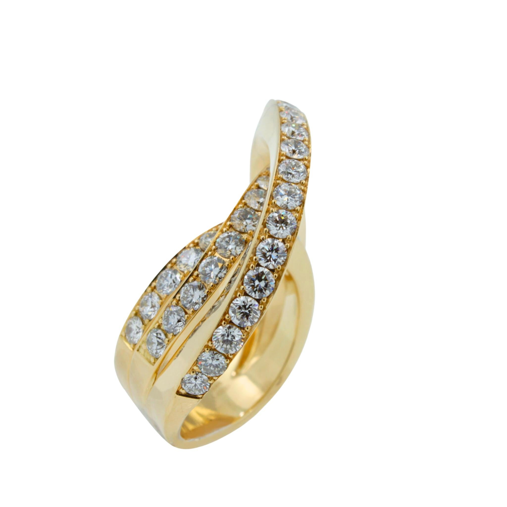 Bague en or jaune 18 carats en forme de vague géométrique avec canaux de diamants en vente 1