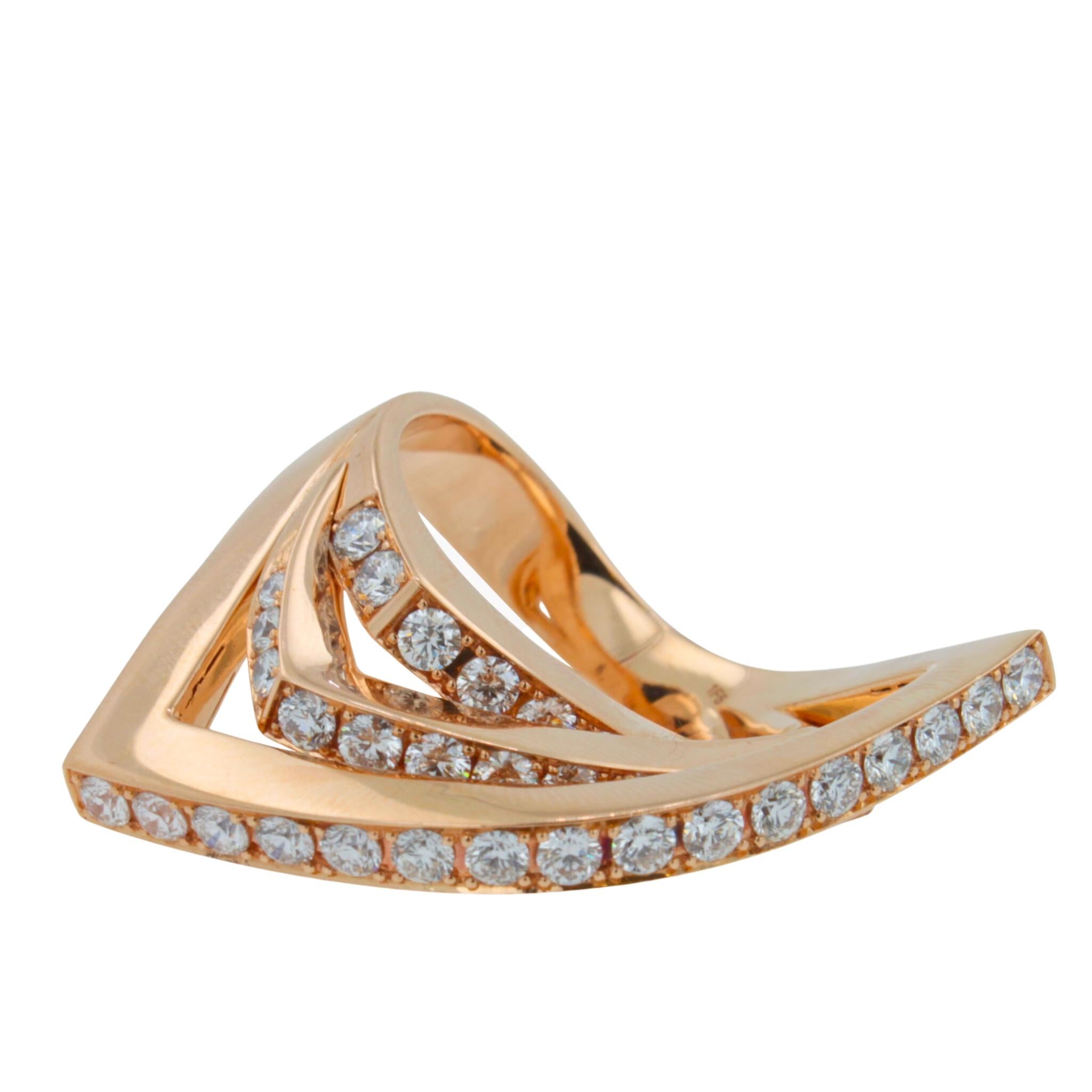Taille brillant Bague fantaisie unique en or rose 18 carats à lignes géométriques serties de diamants en vente