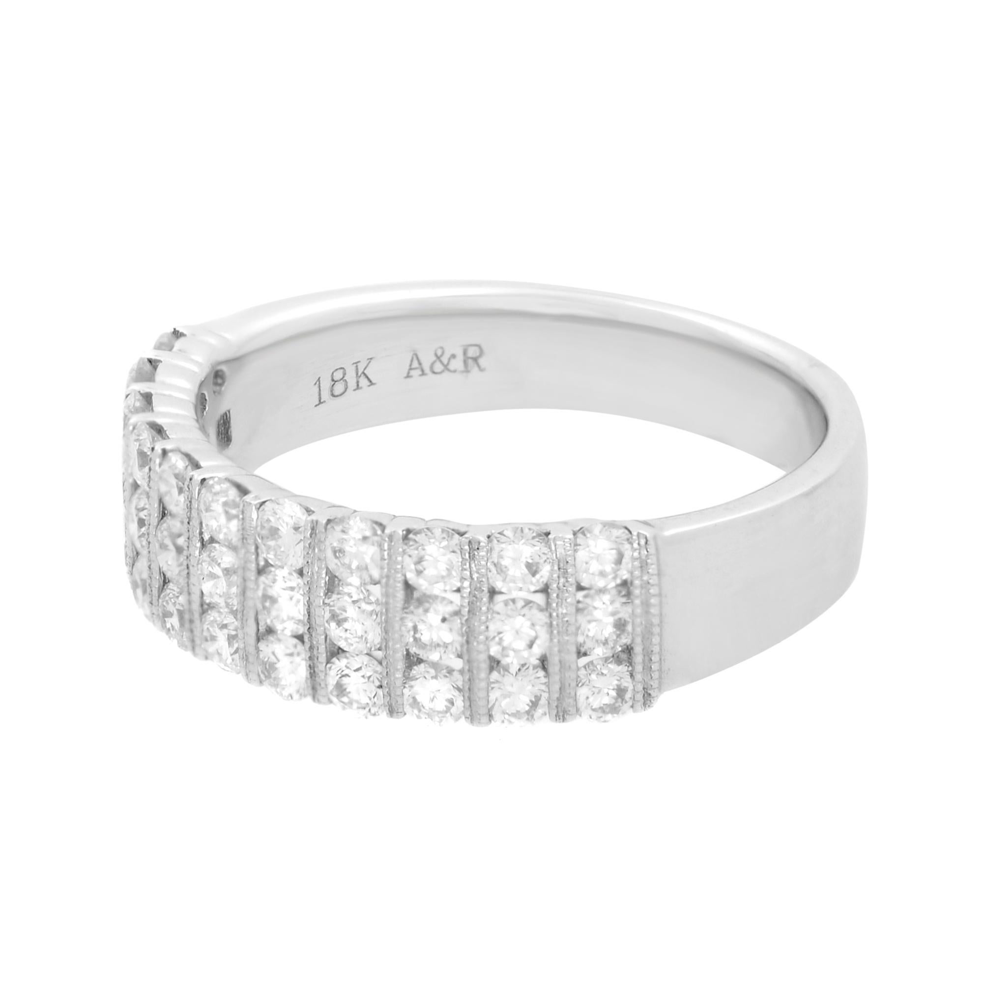 Fascia in oro bianco 18 carati con diamanti incastonati. Una fascia larga con tre file di diamanti incastonati. Il dettaglio milgrain sui bordi fa sì che questo anello si distingua da molti altri. Un anello di grande effetto o una fede nuziale