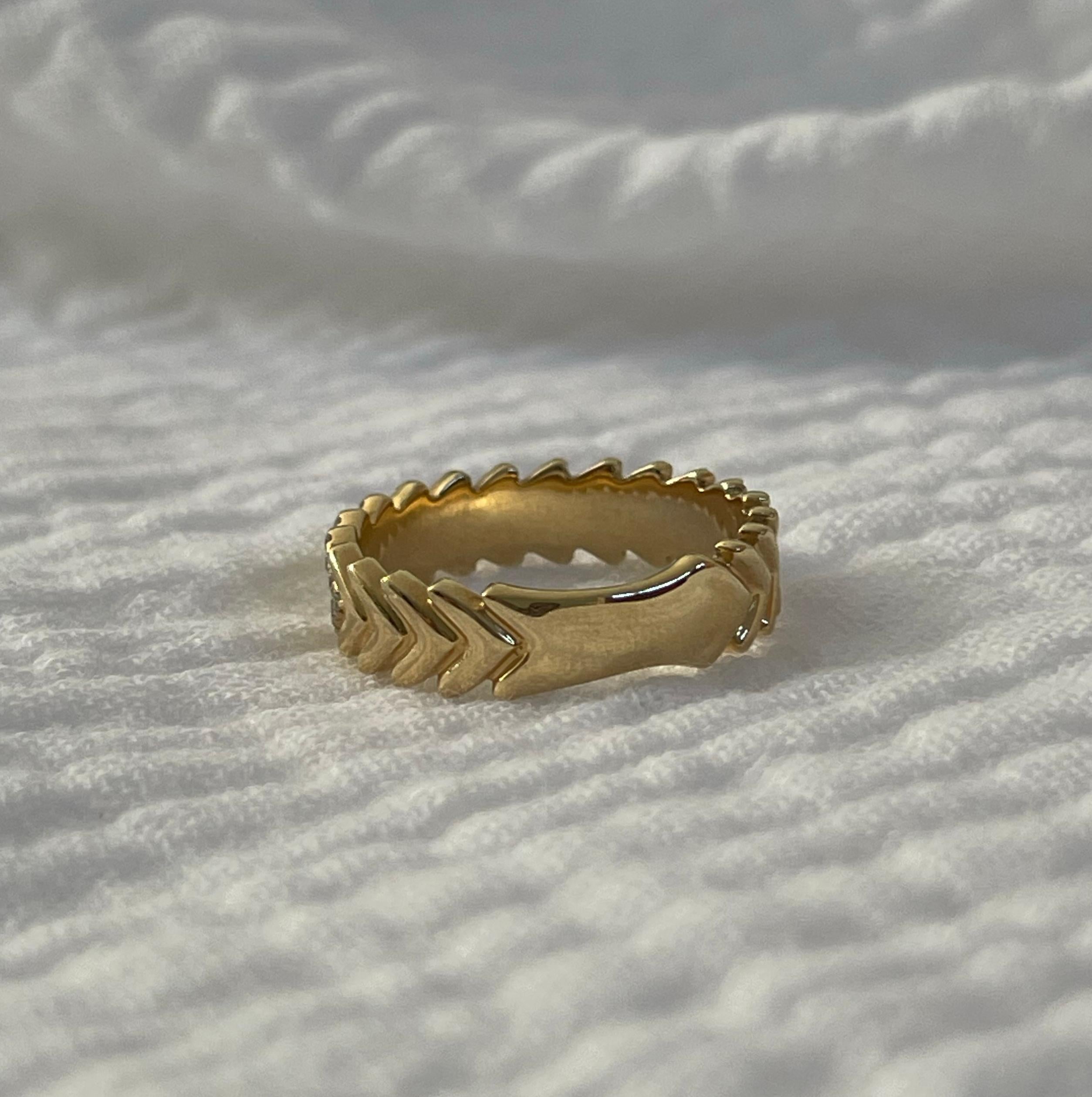 Diamond Chevron Band Ring 14k Gold In New Condition For Sale In North Hollywood, CA