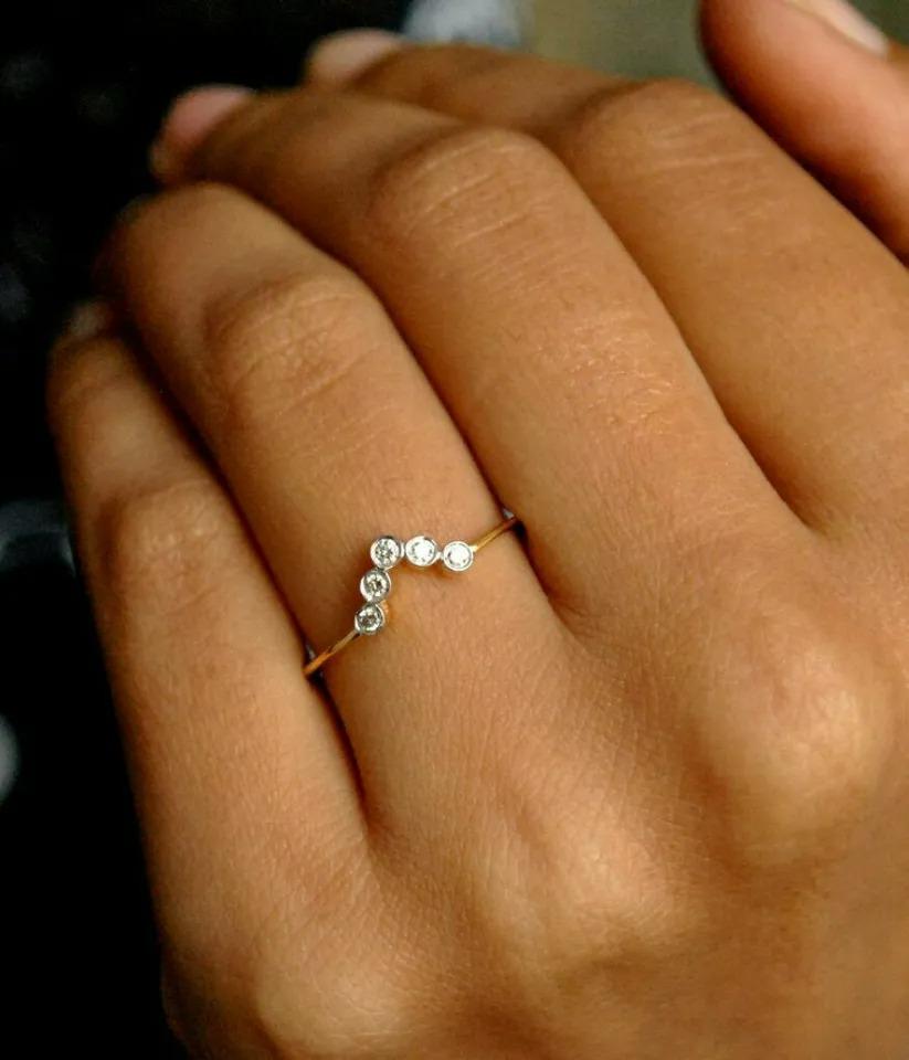 Taille ronde Bague de mariage empilable à chevrons en or jaune massif 14 carats avec diamants ronds en vente
