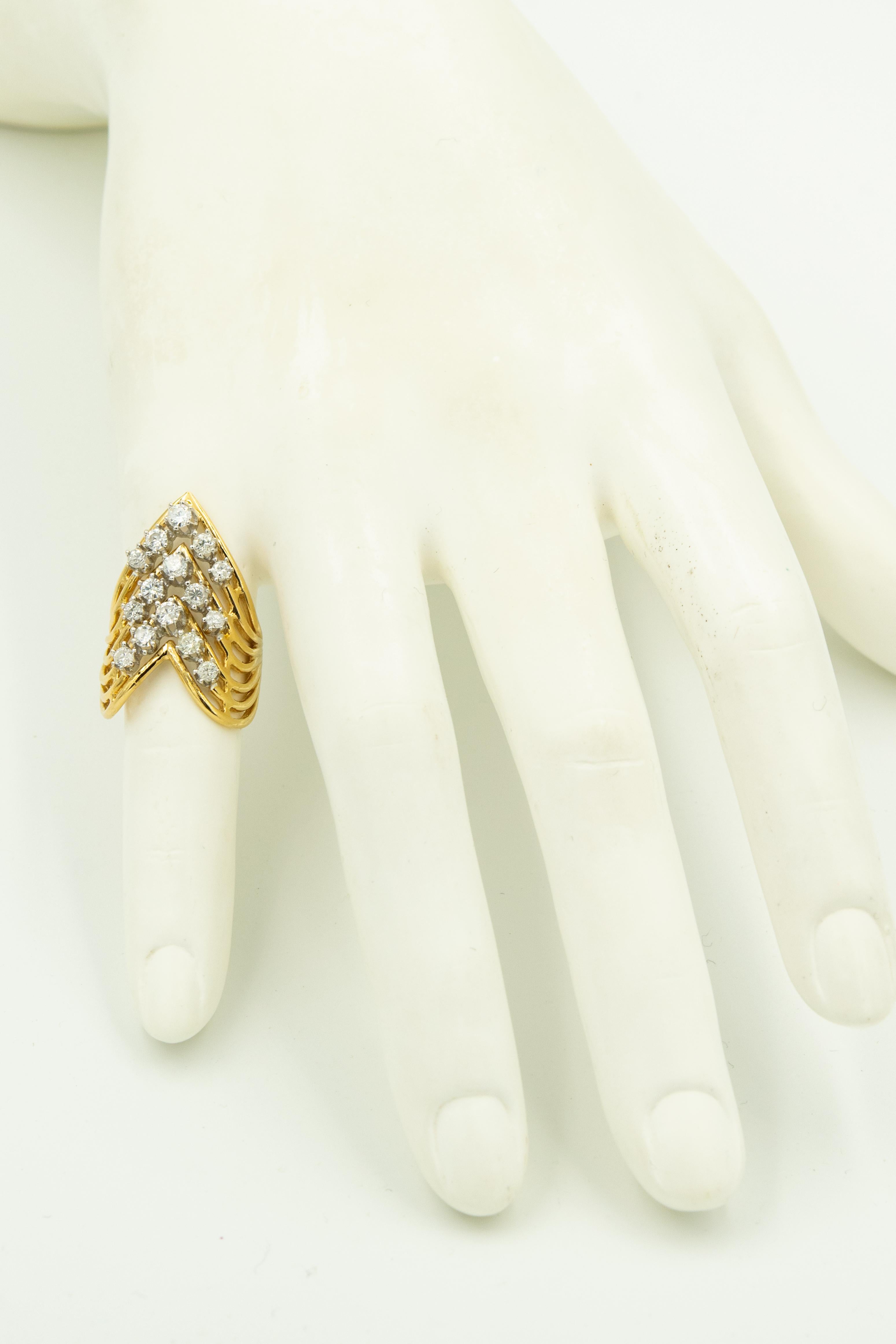 Bague en or jaune à chevrons géométriques « V » avec diamants en vente 1