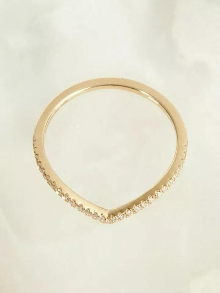 Taglio rotondo Anello con diamante Chevron a forma di V impilabile in oro massiccio 14k in vendita