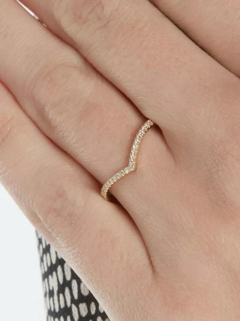 Anello con diamante Chevron a forma di V impilabile in oro massiccio 14k In condizioni Nuovo in vendita a Chicago, IL