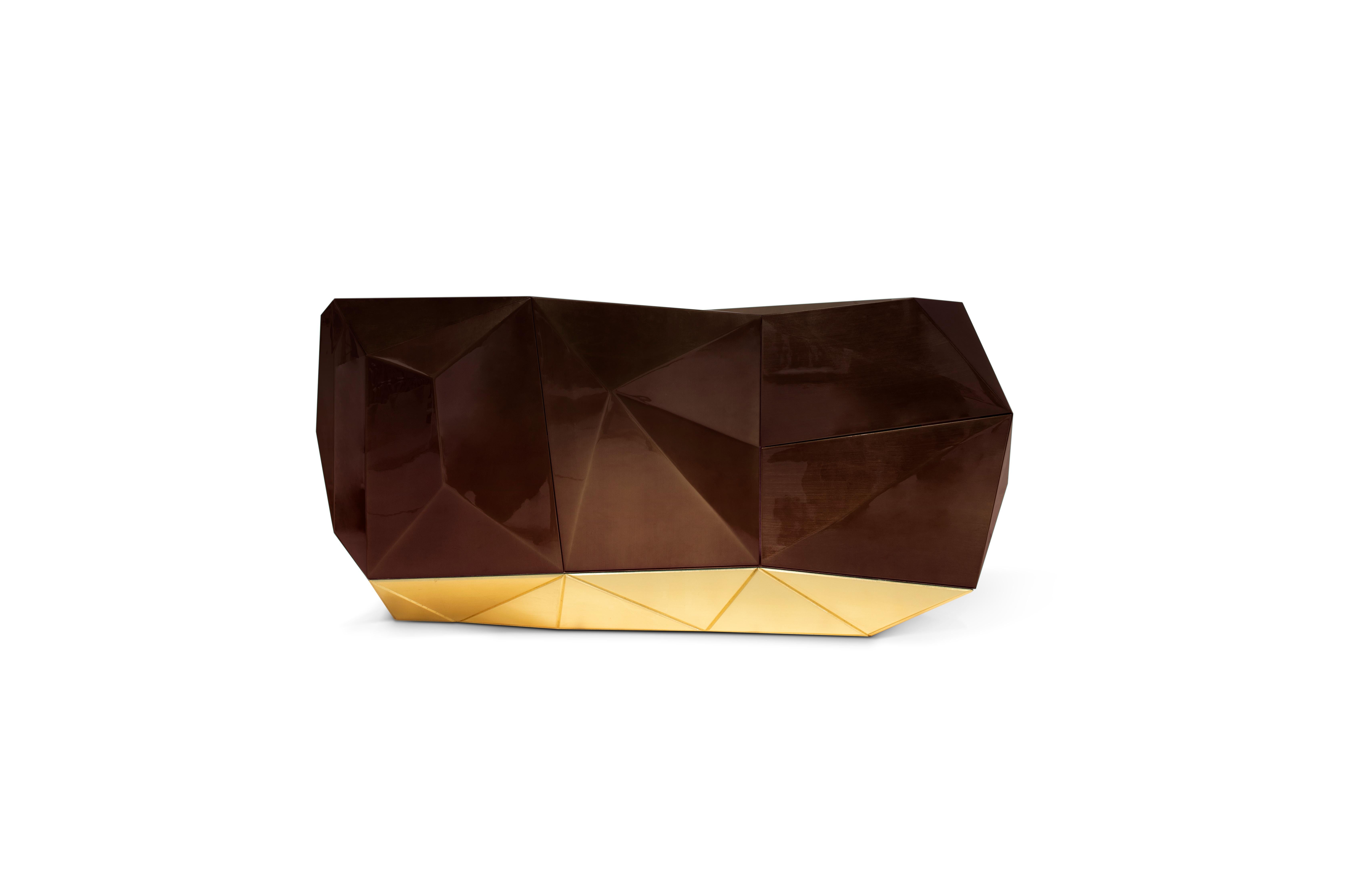 Menuiserie Buffet chocolat - Bois artisanal et laiton poli - Boca do Lobo en vente