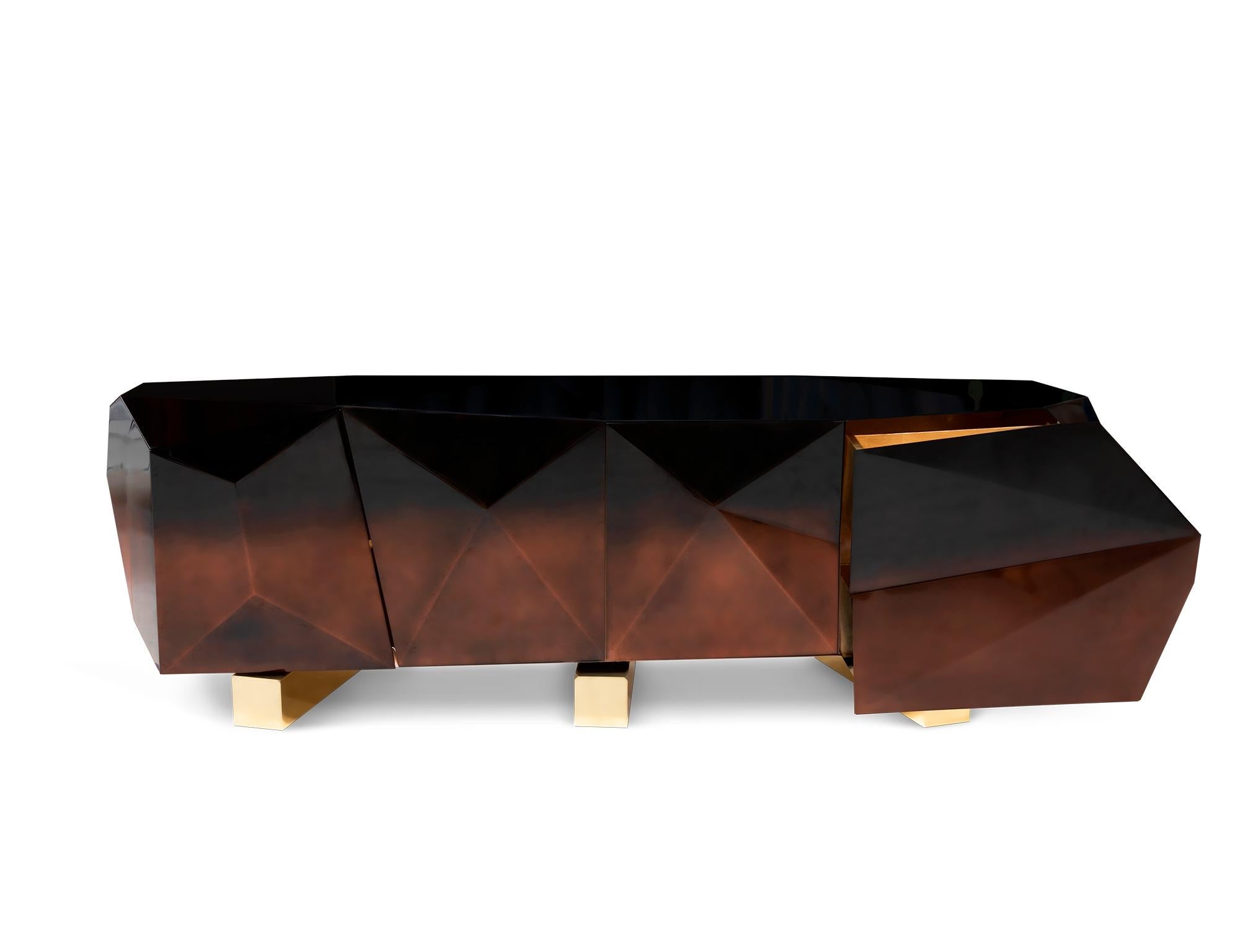 Das facettierte Sideboard Diamond, ein Meisterwerk der Zeit, ist ein subtiles, kostbares, braunes Juwel, das mit seinen klaren Linien die Grenzen der Form herausfordert. Beeinflusst von der dekonstruktivistischen Bewegung der postmodernen