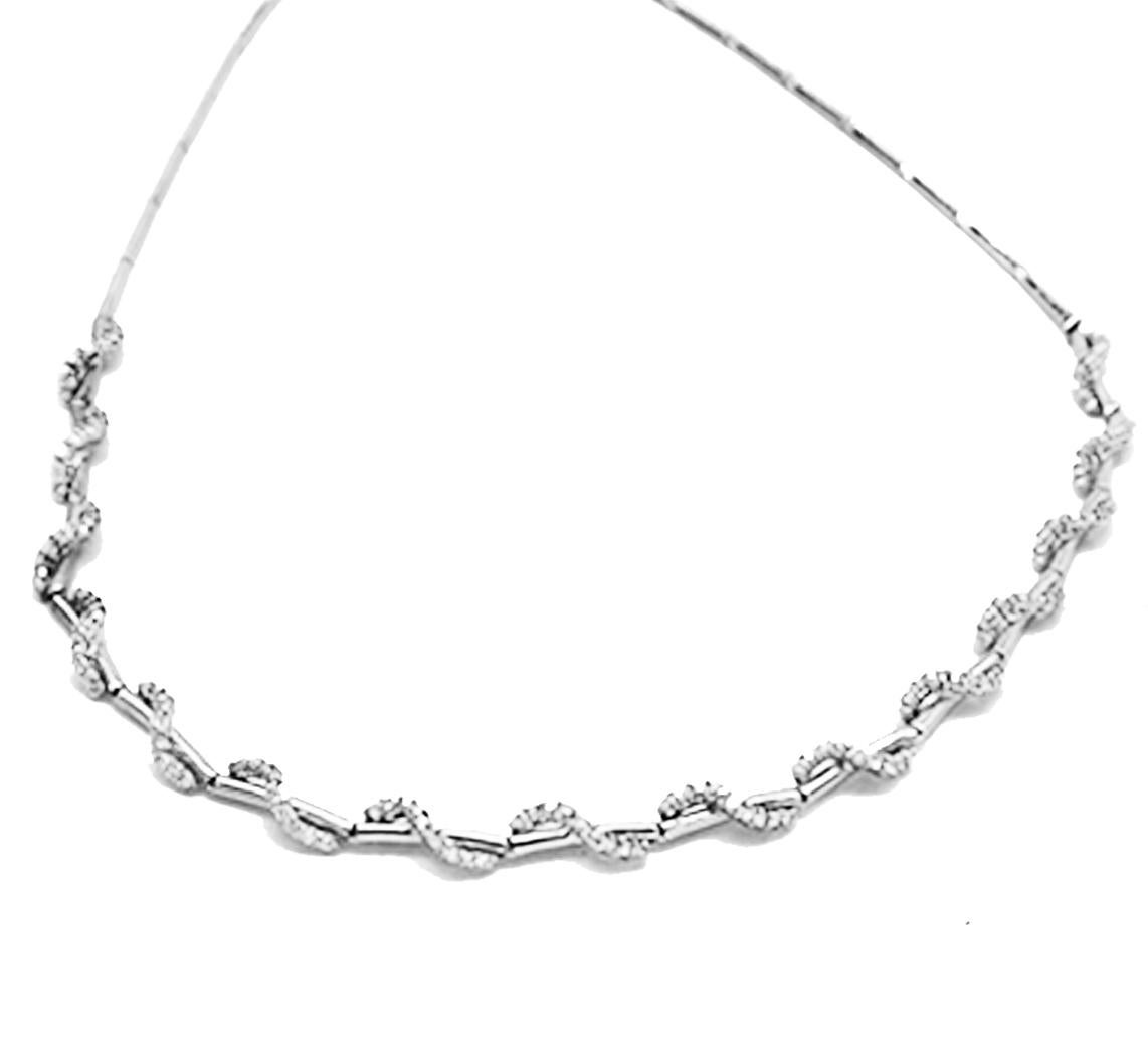 Le collier de diamants de style contemporain se compose de rangées de diamants sertis sur une chaîne de style oméga, d'une longueur de 18 pouces. Les 132 diamants ronds sont estimés à un poids total de 4,00 carats. 
Les diamants sont de qualité