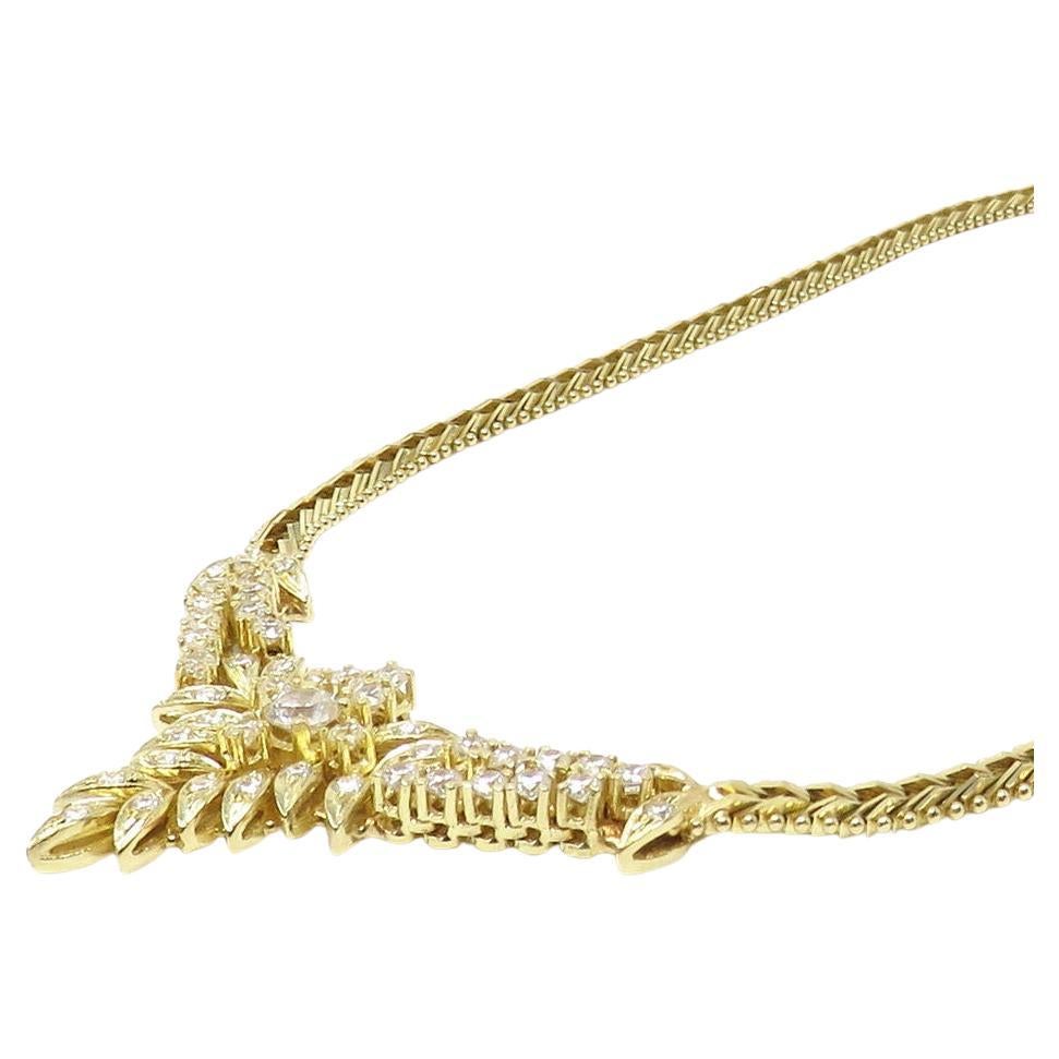 Laissez-vous séduire par l'élégance raffinée de ce luxueux collier. D'une longueur de 16,5 pouces et d'une largeur de 5 mm, il est doté d'une pièce centrale de 56 x 30 mm. Fabriqué en or 14k et pesant au total 37,3 grammes, ce collier est une