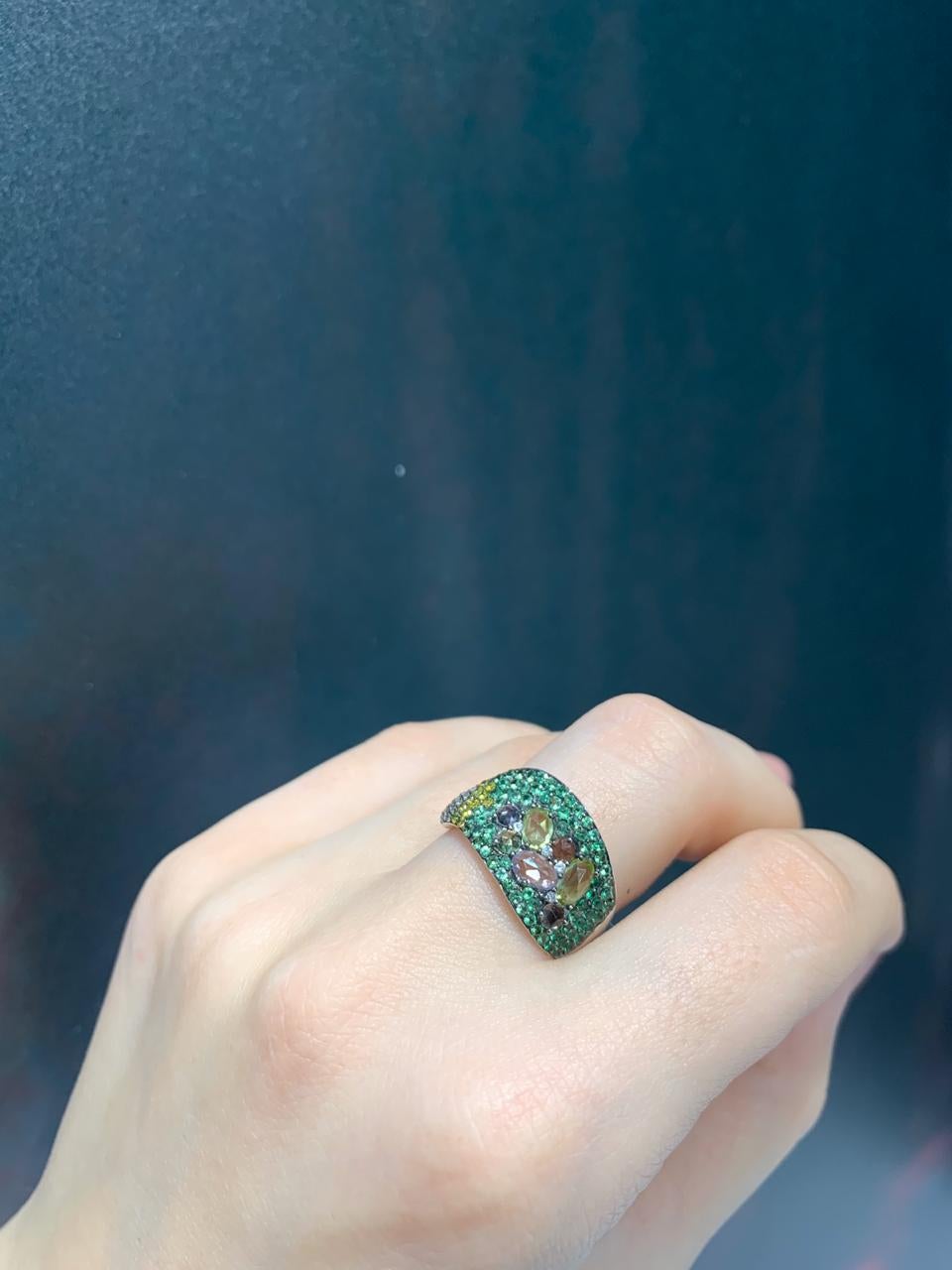 Unregelmäßige, weiche Tropfen aus farbenfrohem Granat werden von kleineren, kontrastierenden Diamanten, Quarz und Chrysolith begleitet  schaffung einer einzigartigen  meisterwerk der Juwelierkunst.  Etwas ganz Einzigartiges und Besonderes - genau