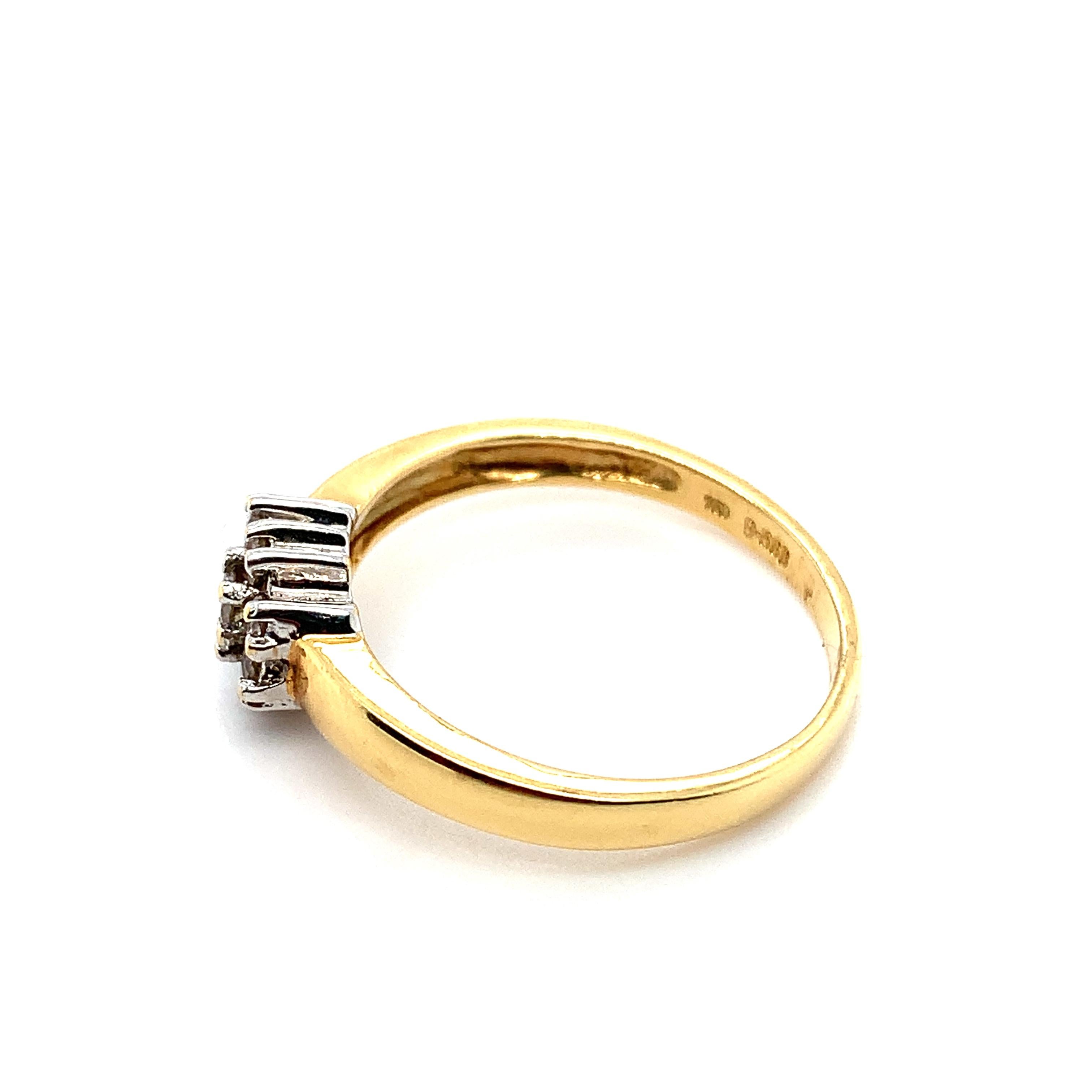 Round Cut Diamond chunky cluster engagement ring 18k yellow gold For Sale
