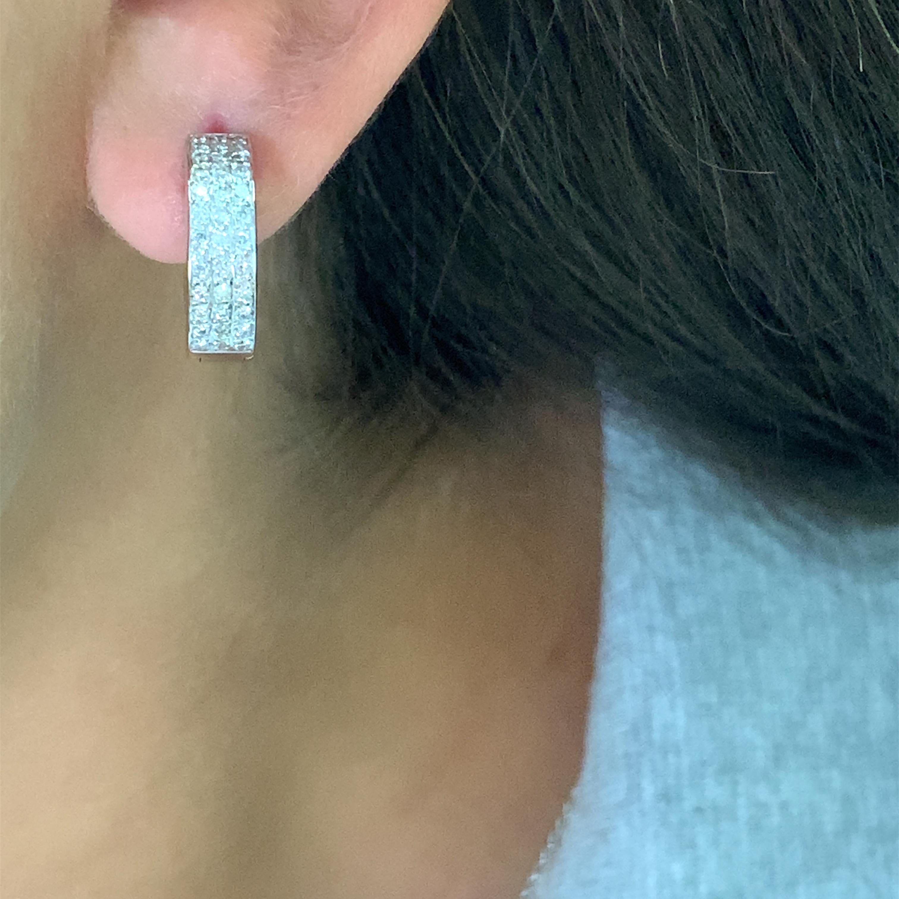 Eleva tu colección de joyas con estos impresionantes pendientes de aro gruesos con pavé de diamantes de 0,80 ct. Elaborados en oro blanco amarillo de 18 ct, estos pendientes presentan un hermoso diamante redondo en engaste pavé, rodeado de 0,80 ct F