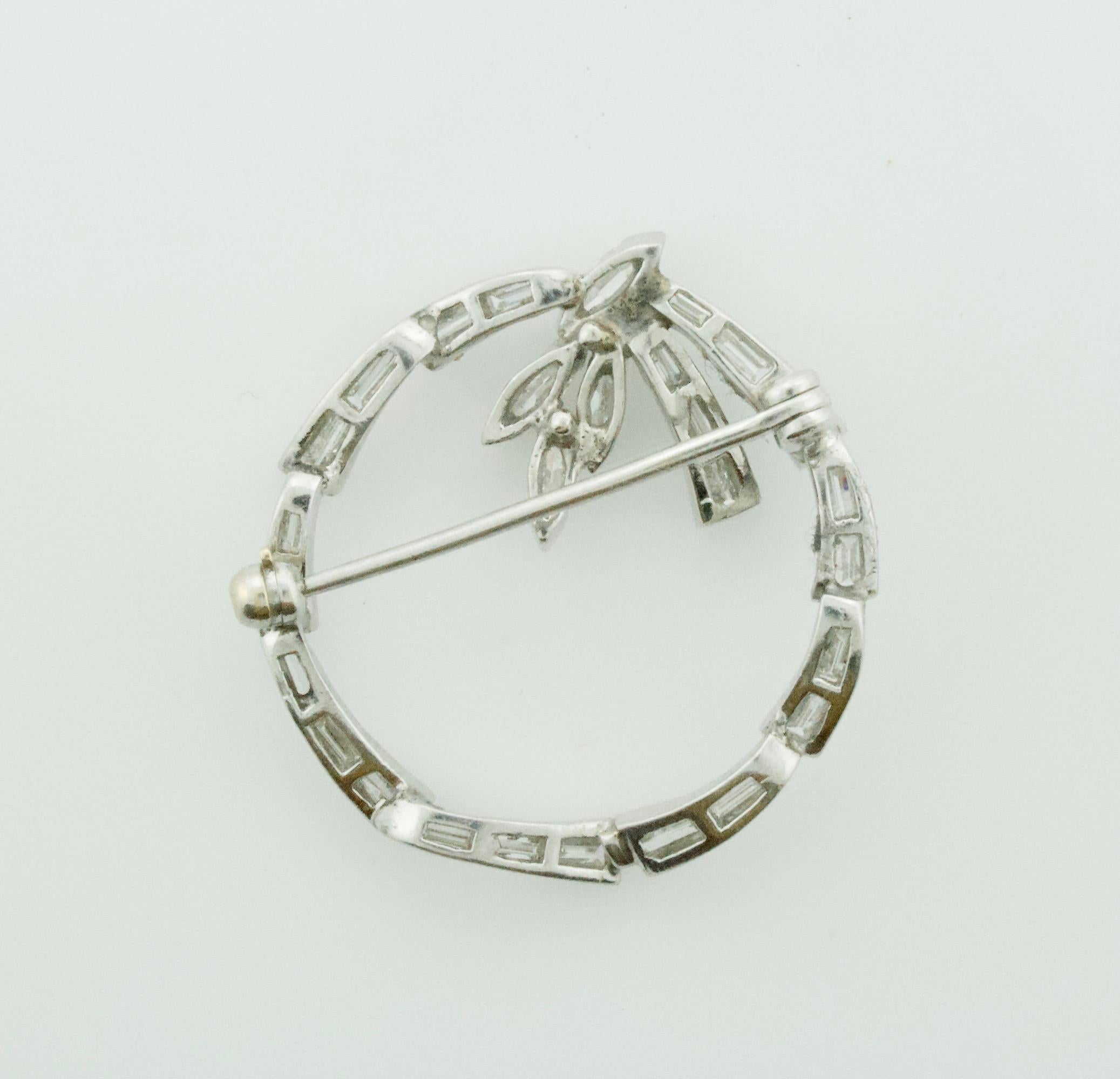 Broche en platine avec cercle de diamants Circa 1950's Poids total des diamants : 2,50