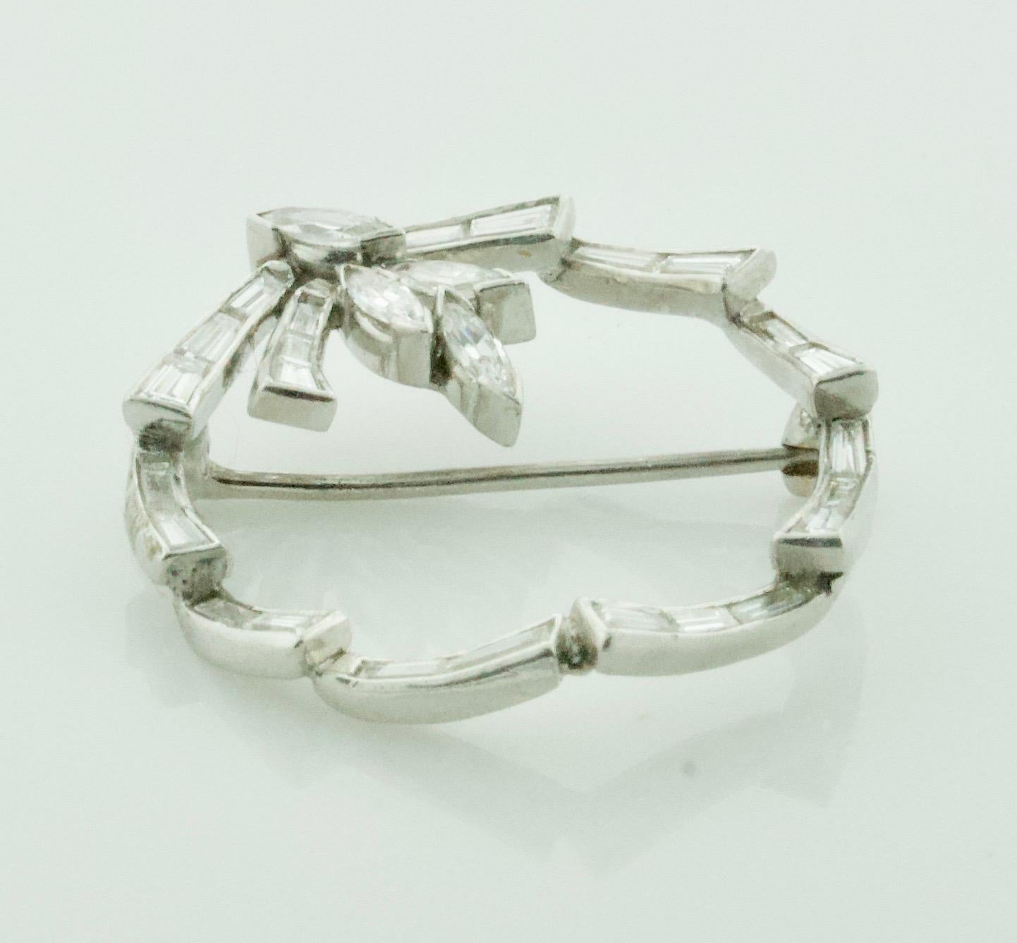 Broche circulaire en platine avec diamants d'un poids total de 2,50 carats, années 1950 Excellent état - En vente à Wailea, HI