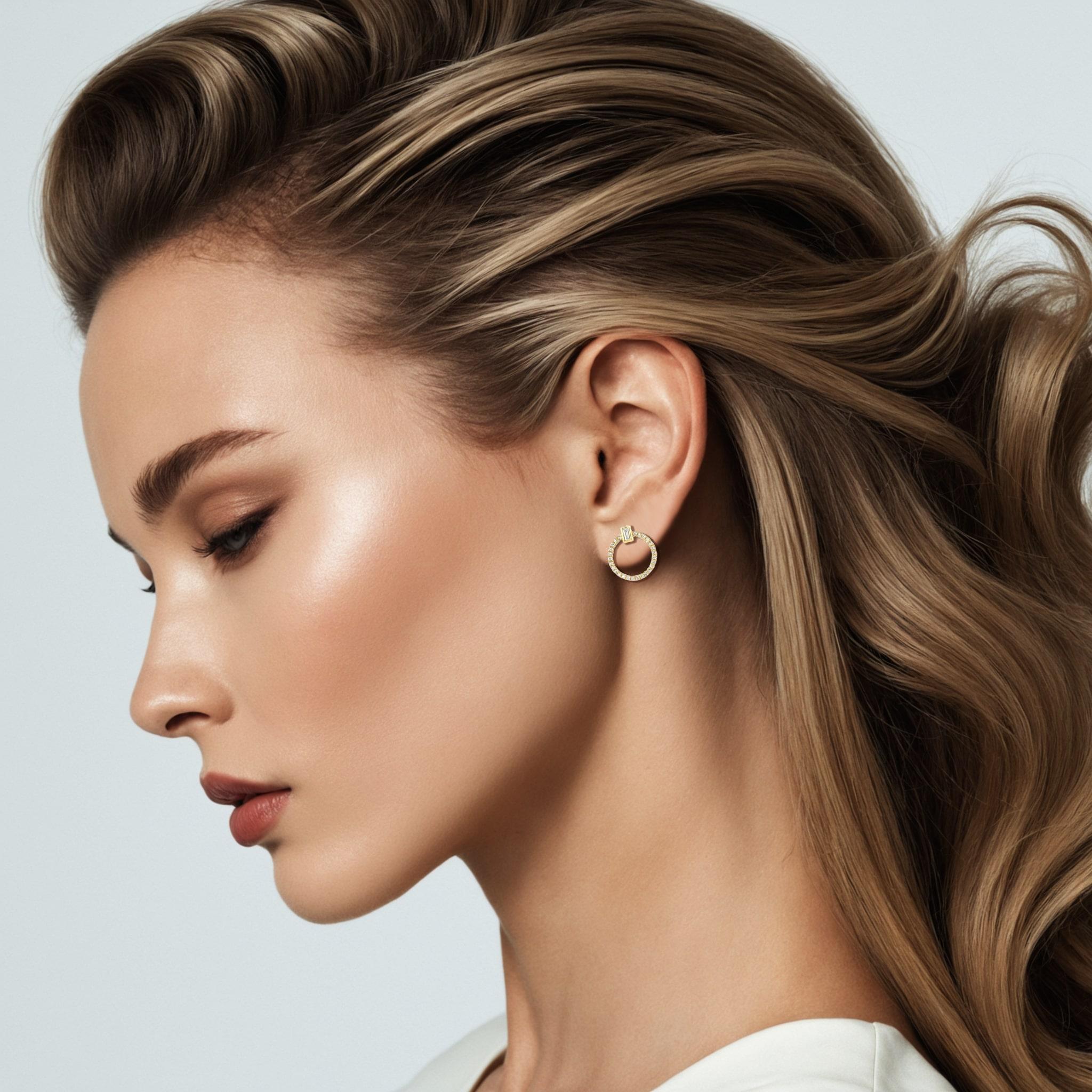 Moderni e accattivanti, questi orecchini a perno Diamond Circle Charm in oro 14K presentano un design a cerchio ornato da eleganti baguette di diamanti, creando un mix unico di eleganza e stile contemporaneo. I diamanti con taglio a baguette