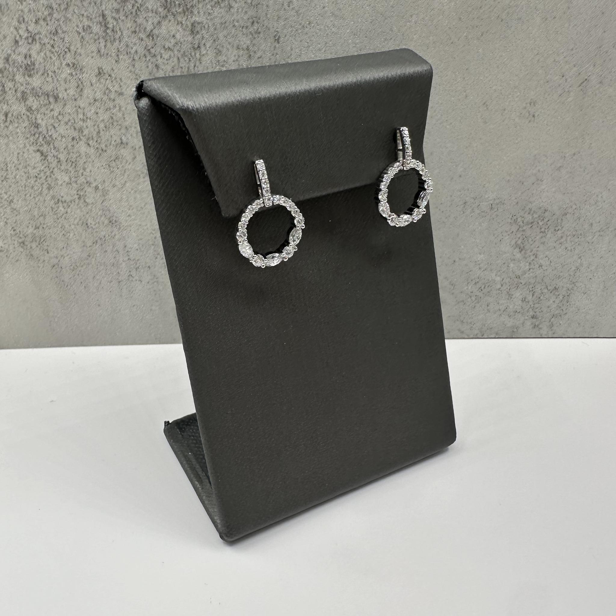 Questi splendidi orecchini a cerchio con diamanti in oro bianco 14 carati presentano un peso totale di 1,3 carati di diamanti naturali GH SI con taglio rotondo e marquise, che offrono una brillantezza eccezionale e un elegante design a cascata. La