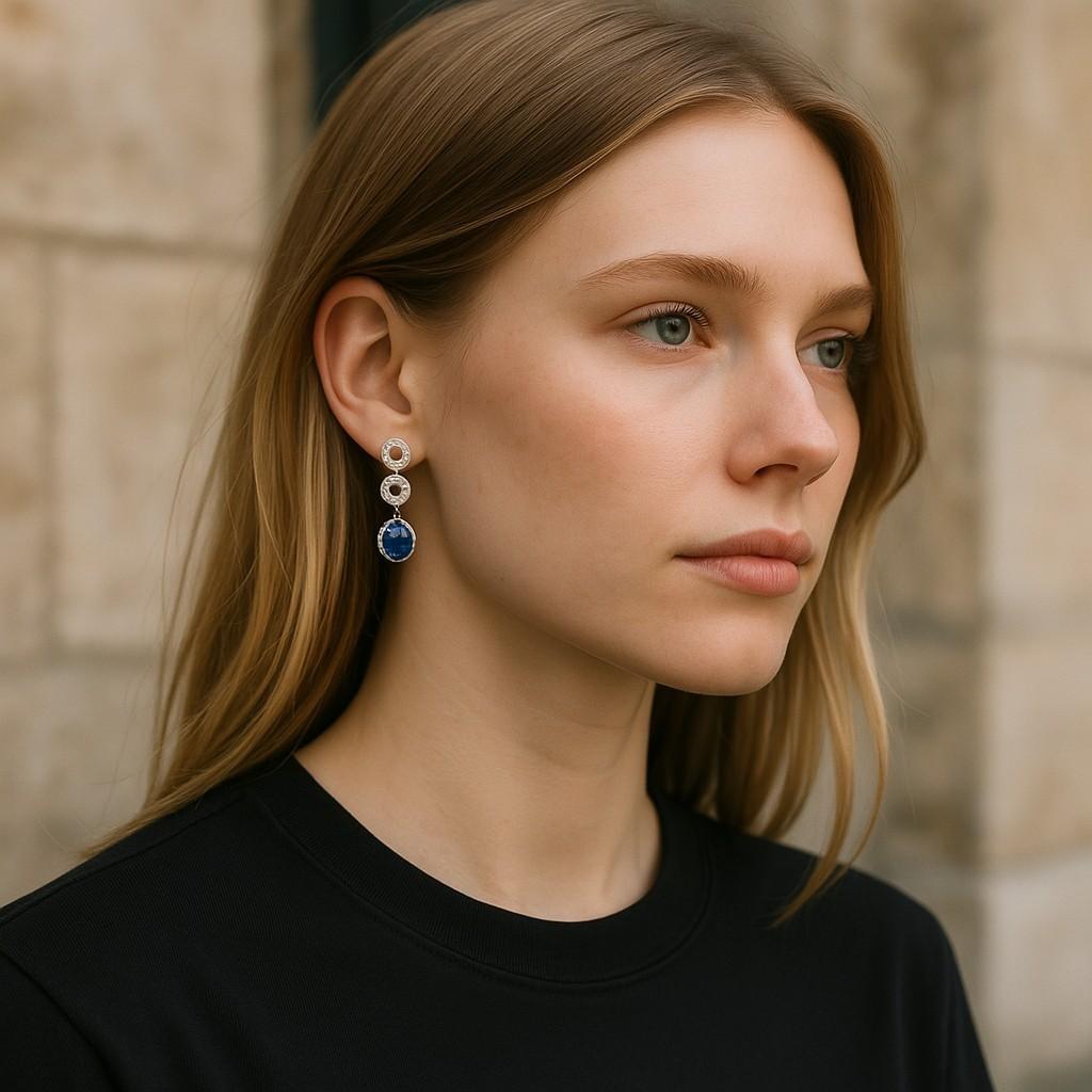 Moderne Diamond Circle Drop Gold Earrings with GIA-Certified No-Heat Burma Sapphires en vente