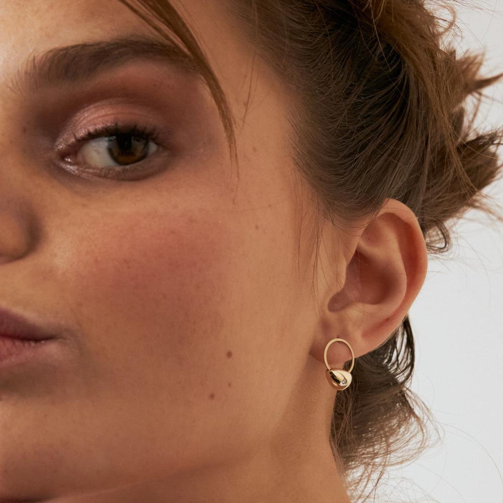 Diamond Circle Earrings in 14K Solid Yellow Gold In New Condition For Sale In New York, NY
