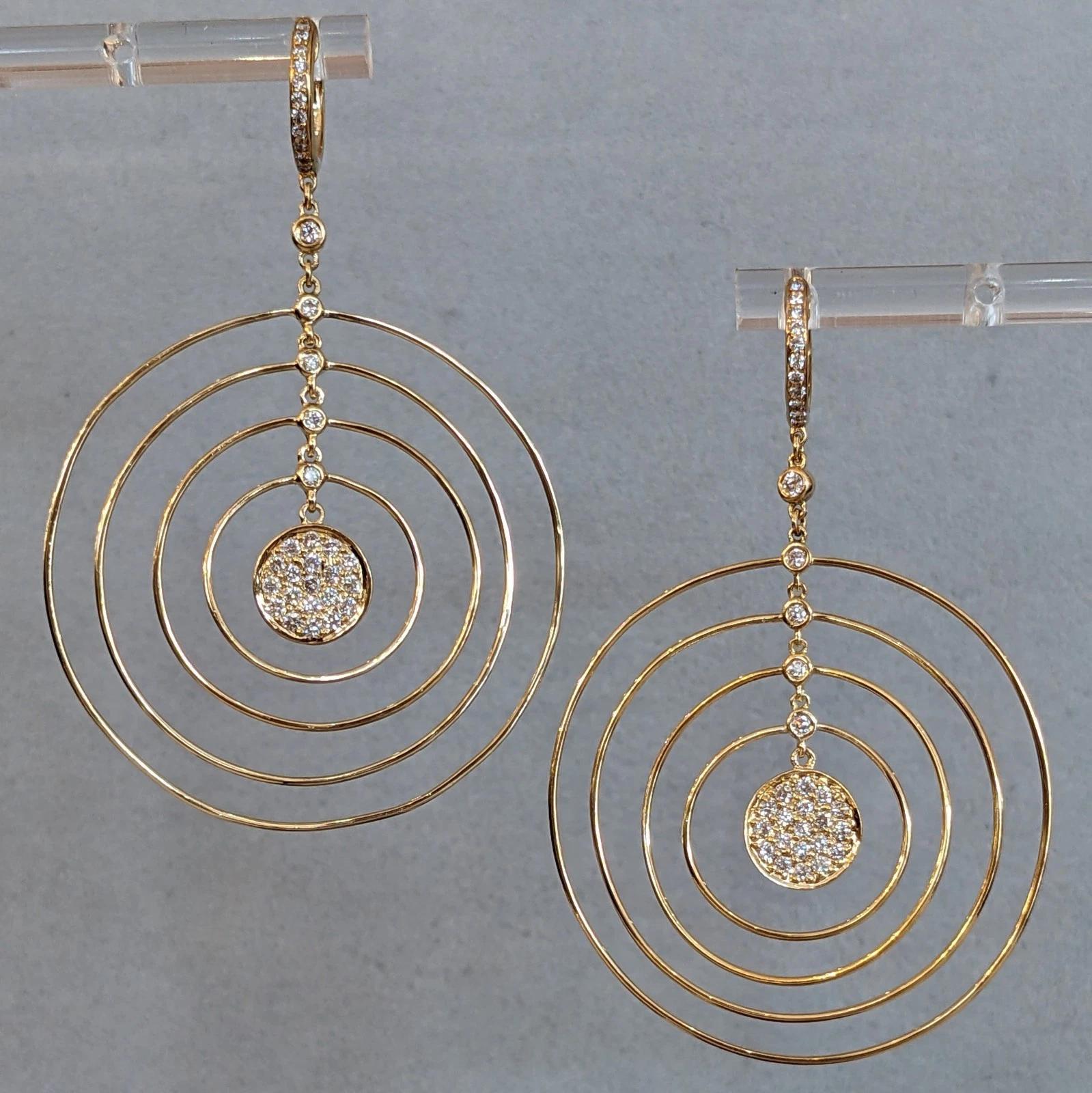 Boucles d'oreilles pendantes en or jaune 18 carats et diamants

Les boucles d'oreilles pendantes Circlet en diamant se composent d'un diamant pavé en haut suspendu à une série de gouttes en cercle serties en couches avec des diamants sertis en
