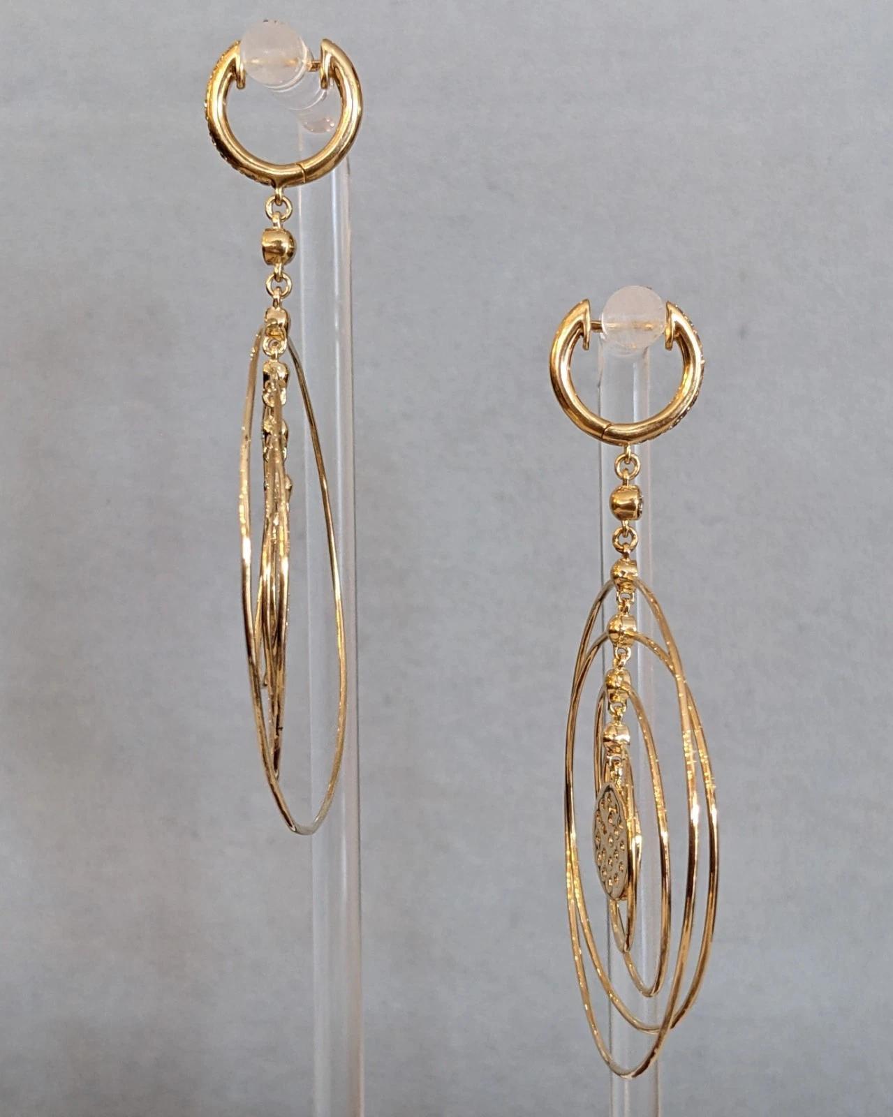 Taille ronde Boucles d'oreilles pendantes en or jaune 18k avec anneau en forme de cercle et diamants en vente