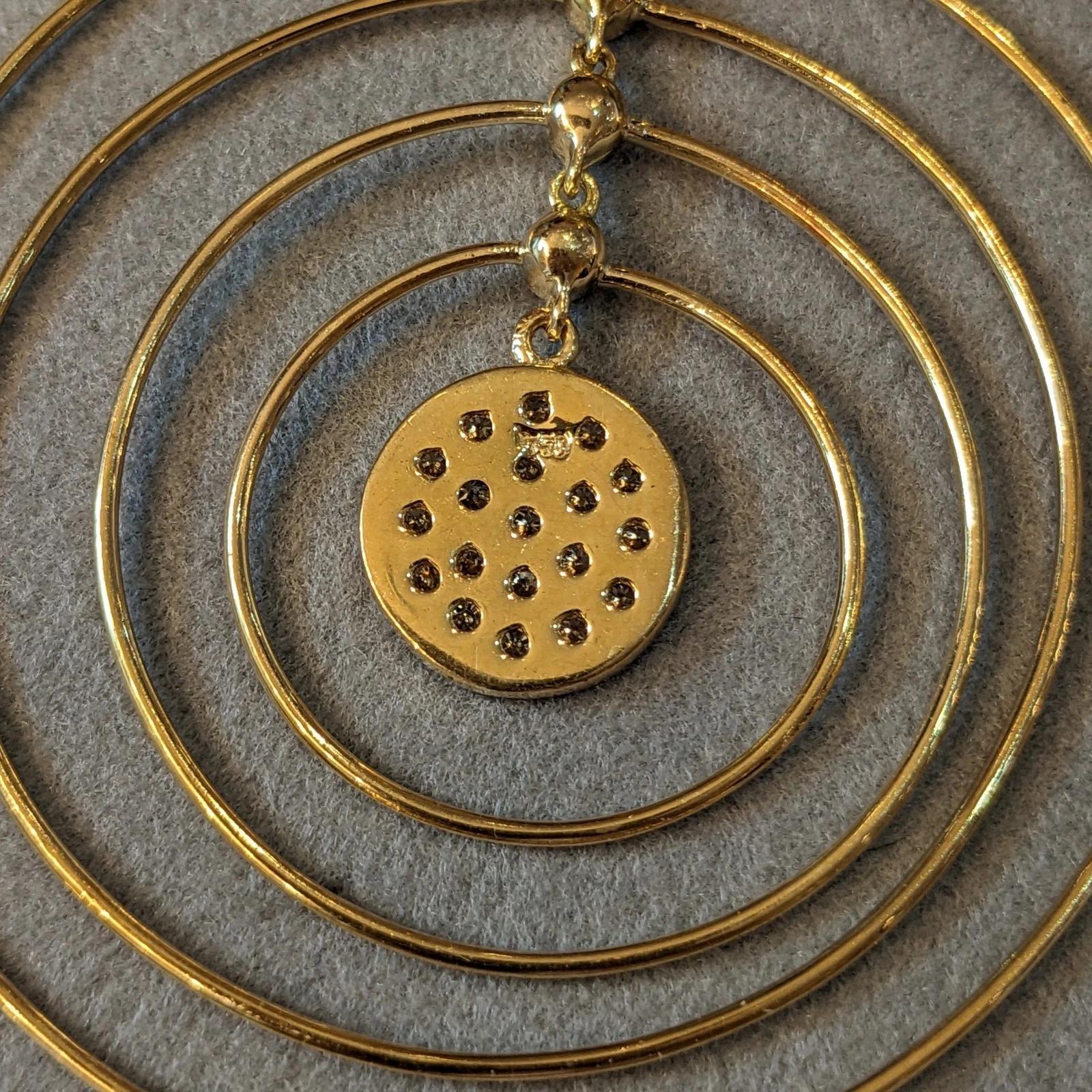 Boucles d'oreilles pendantes en or jaune 18k avec anneau en forme de cercle et diamants en vente 2