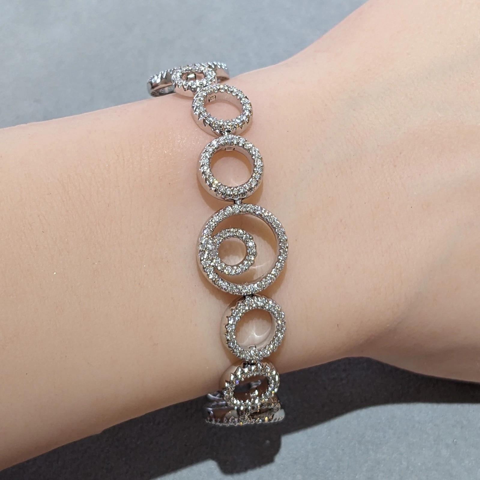 Bracelet à maillons en diamant 2.00 cttw en or blanc 18k 

Le bracelet de diamants présente des maillons circulaires de diamants ronds et brillants, tous sertis dans de l'or blanc 18k. Le bracelet est sécurisé par un fermoir-boîte avec barrette de