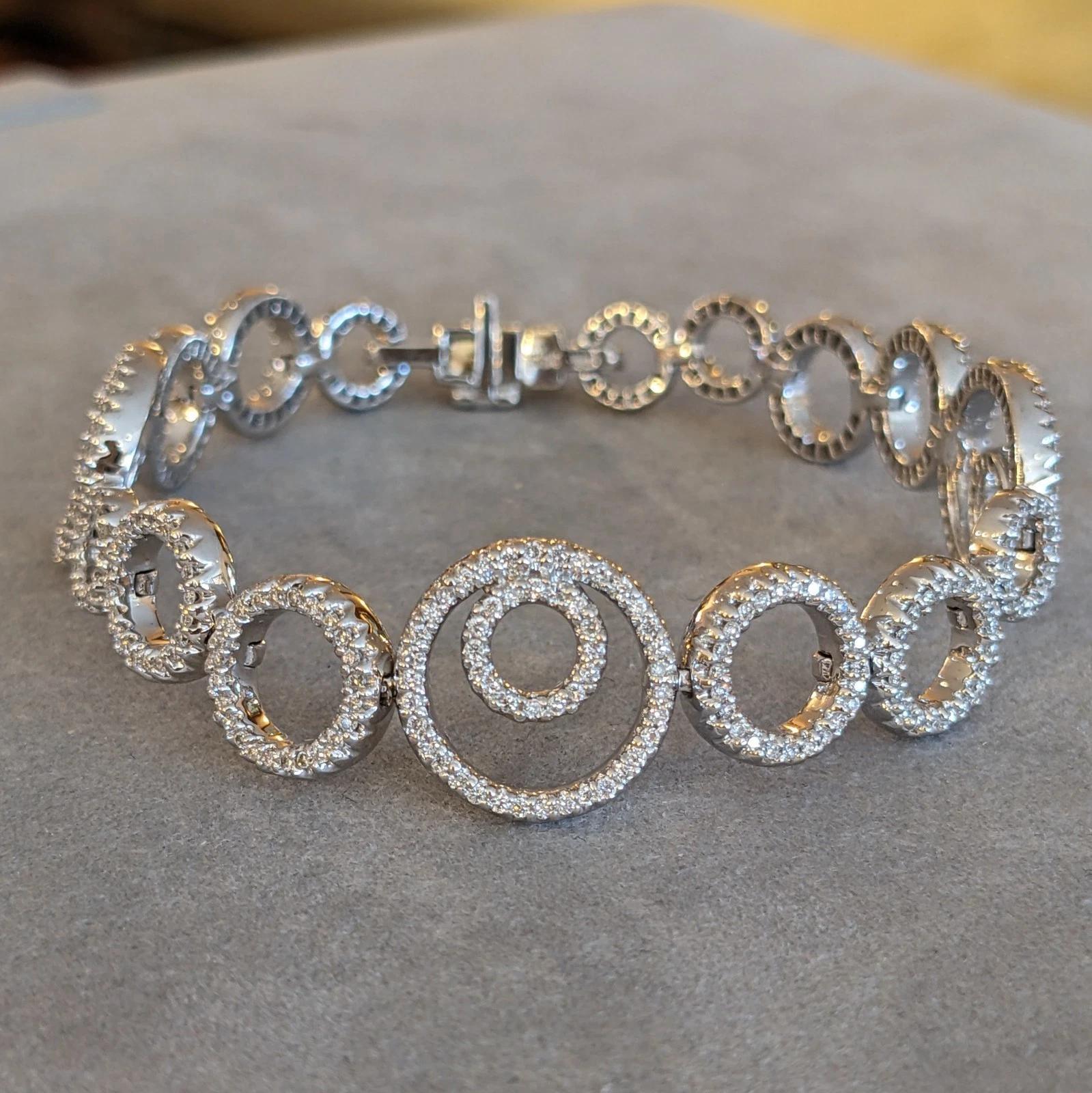 Taille ronde Bracelet à maillons en or blanc 18 carats avec diamants d'un poids total de 2,00 carats en vente