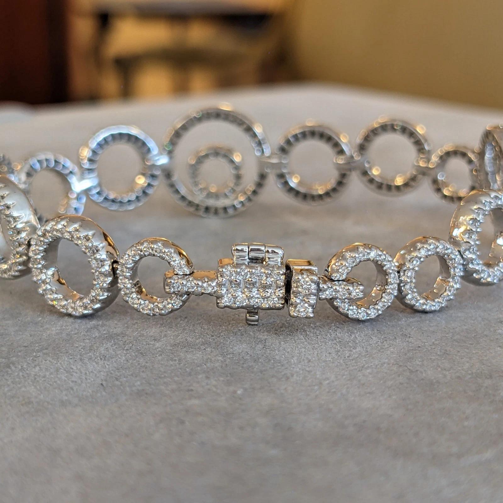 Bracelet à maillons en or blanc 18 carats avec diamants d'un poids total de 2,00 carats en vente 2