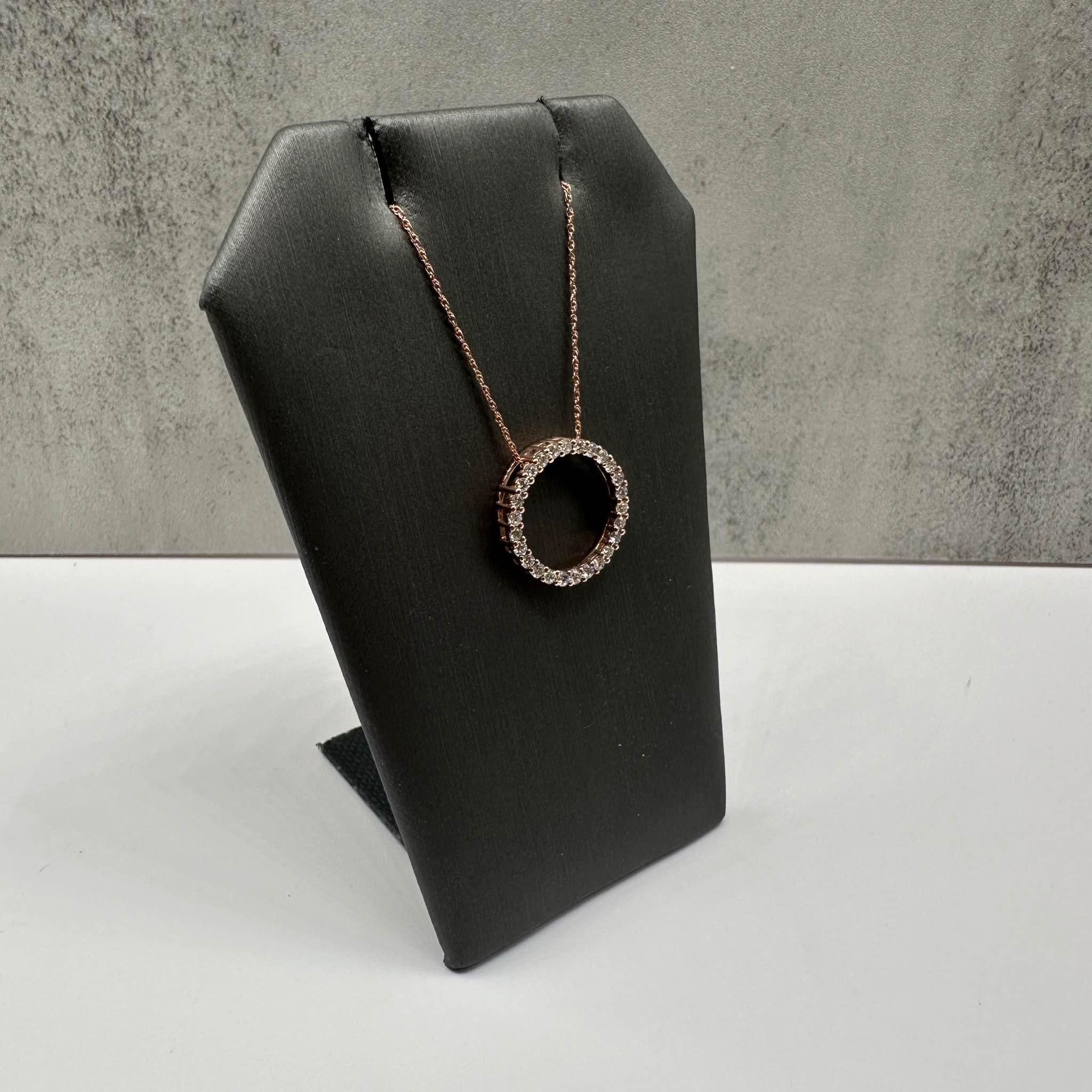 Cet élégant collier Diamond Circle en or rose 10kt est orné de 0,50ctw de diamants ronds GH SI naturels, créant un éclat étonnant et intemporel. La longueur est réglable jusqu'à 18 pouces, offrant une polyvalence pour différents décolletés. Avec un