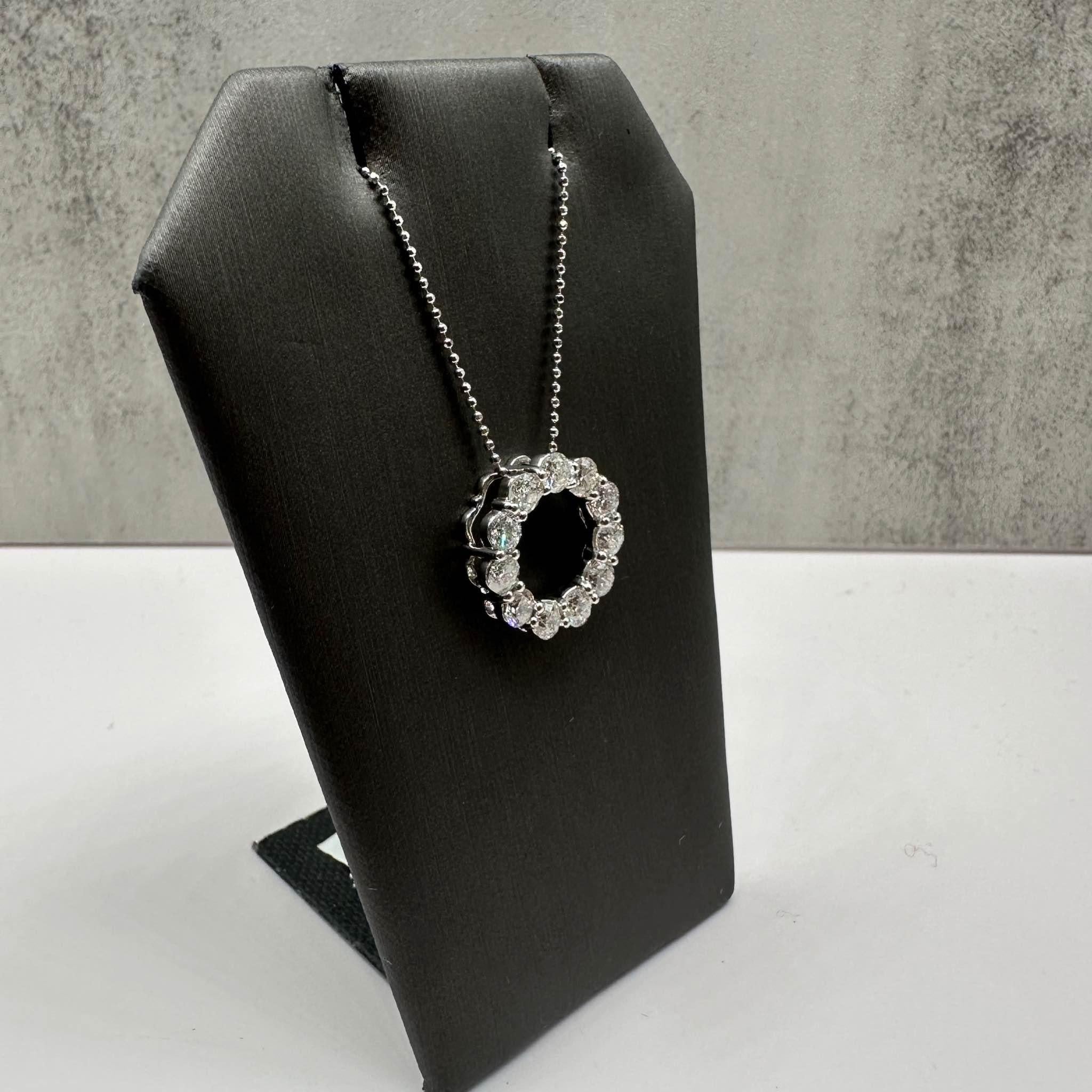 Questa splendida collana con cerchio di diamanti in oro bianco 14kt presenta 2ctw di diamanti tondi naturali GH I1, creando un design scintillante e senza tempo. La collana misura 16 pollici di lunghezza ed è quindi perfetta per essere abbinata o