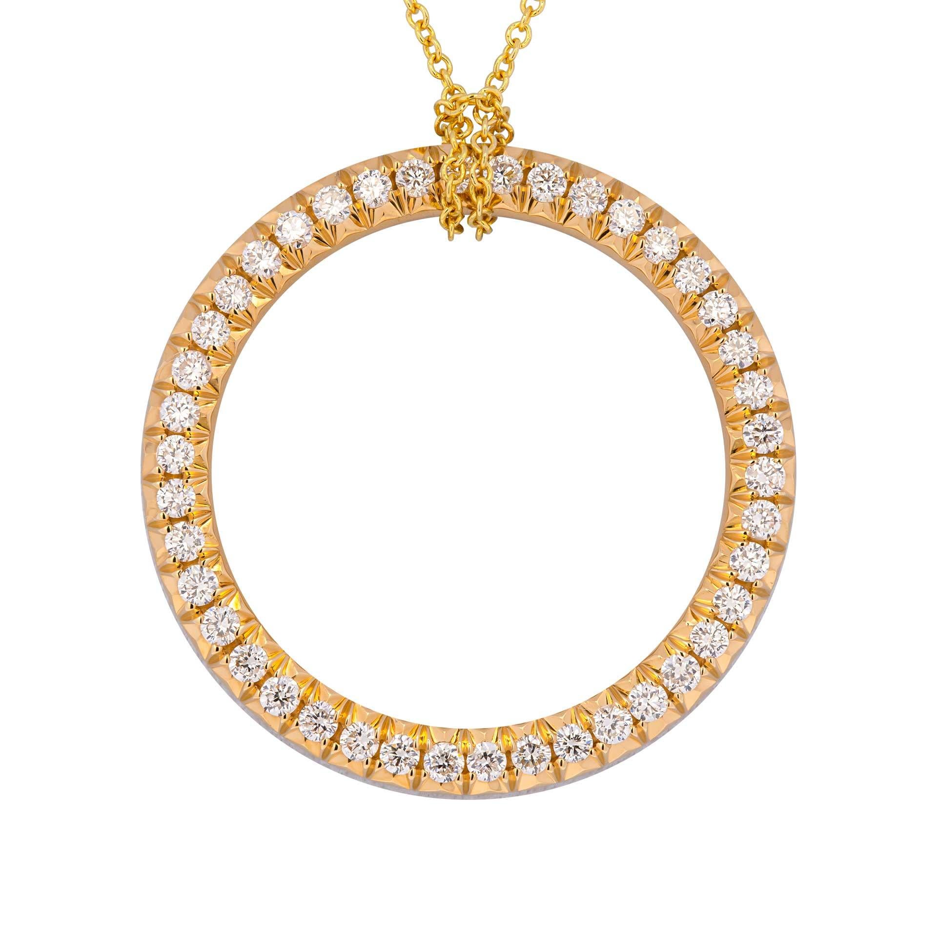 Diamant-Lebenskreis-Halskette
Montiert in 18k Gelbgold
Dieser kreisförmige Anhänger, besetzt mit 42 runden Brillanten, gefasst in 18 Karat Gelbgold, ist ein wunderschönes Beispiel für ein klassisches Motiv, das die Ewigkeit und die unendliche Liebe