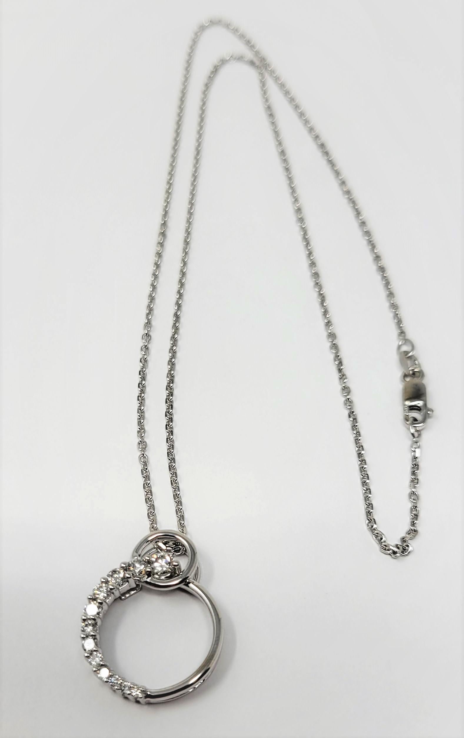 Diamond Circle Pendant Necklace In Good Condition For Sale In Dallas, TX