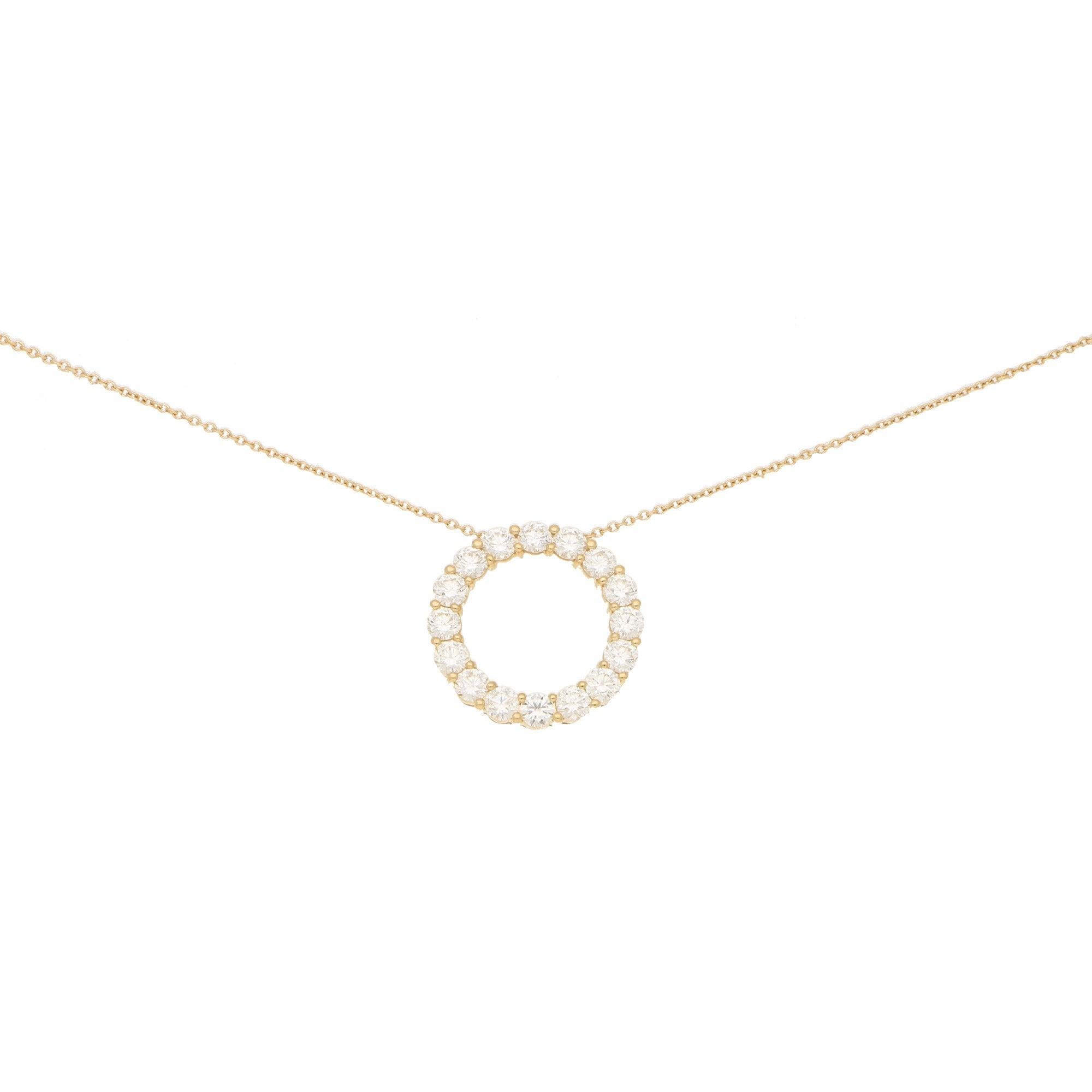 Diamond Circle Pendant Necklace Set in 18 Karat Yellow Gold In Good Condition For Sale In London, GB