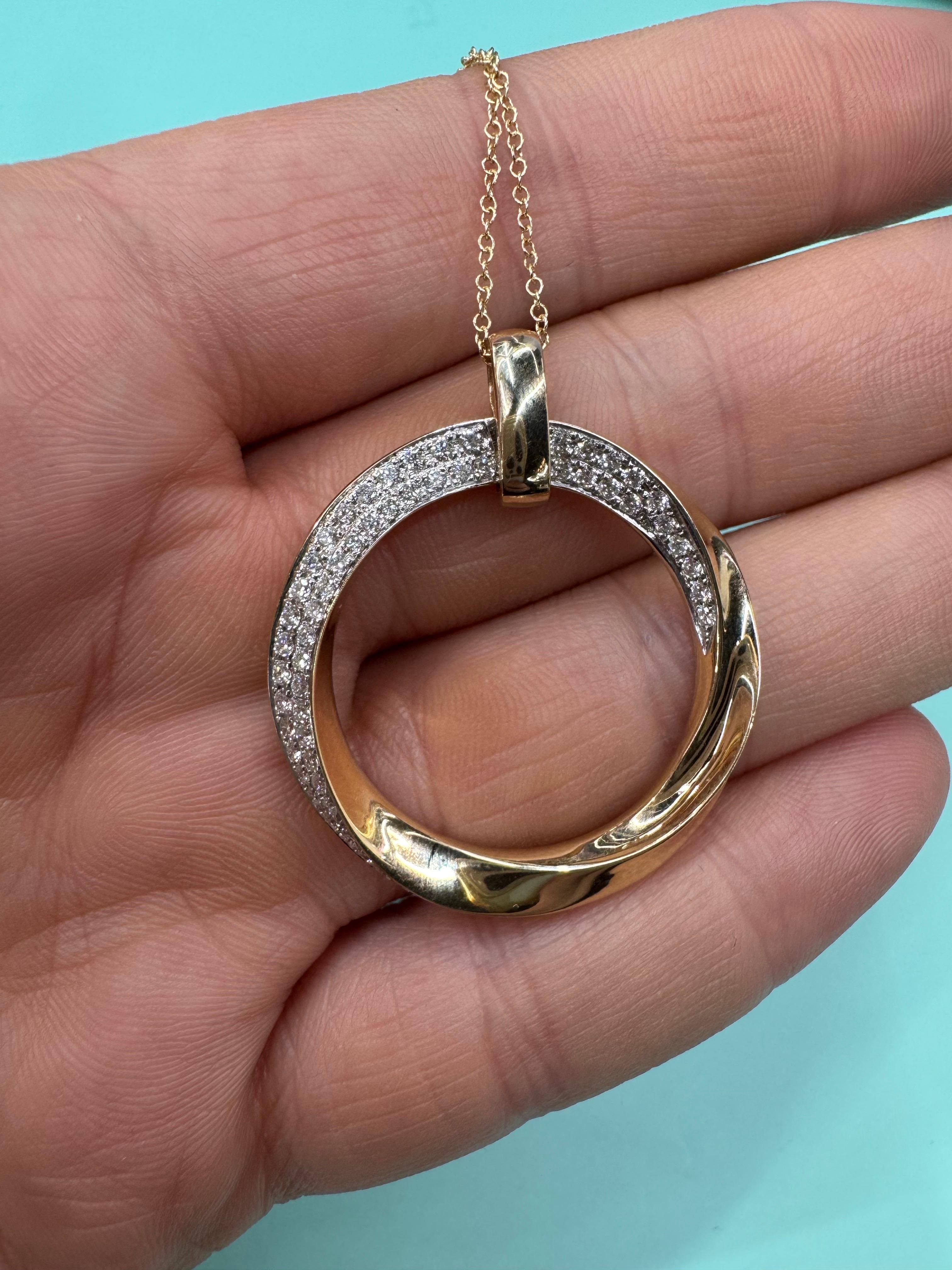 Contemporain Collier pendentif tourbillonnant en or jaune 14 carats avec diamants 0,59 carat G VS2 en vente