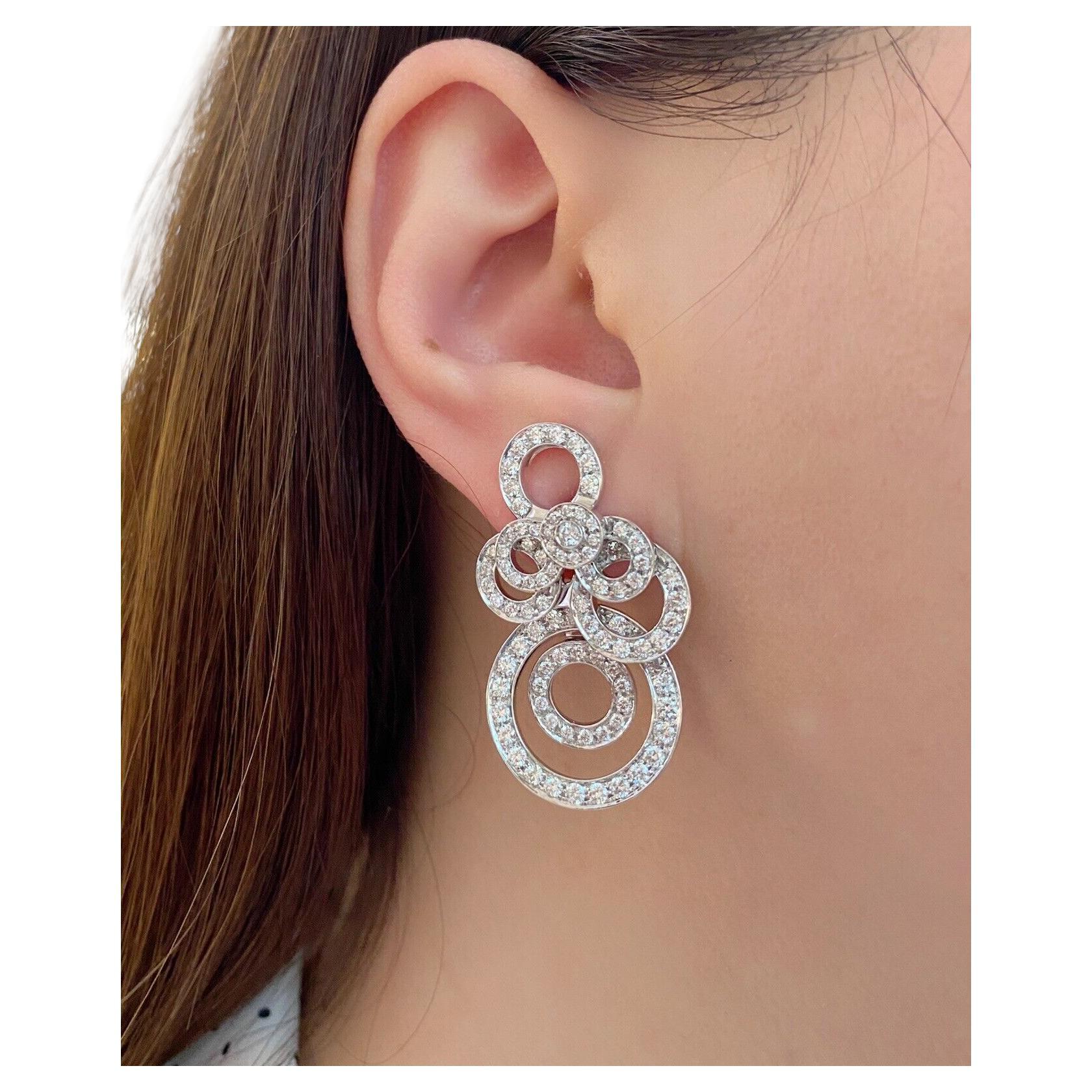 Diamond Circlets Dangle Drop Earrings in 18k White Gold

Diamond Earrings features Circles of Diamonds varying in size set in layers with Round Brilliant Cuts set in 18k White Gold.

Total diamond weight is 4.50 carats.

Earrings measure 1.50 inch
