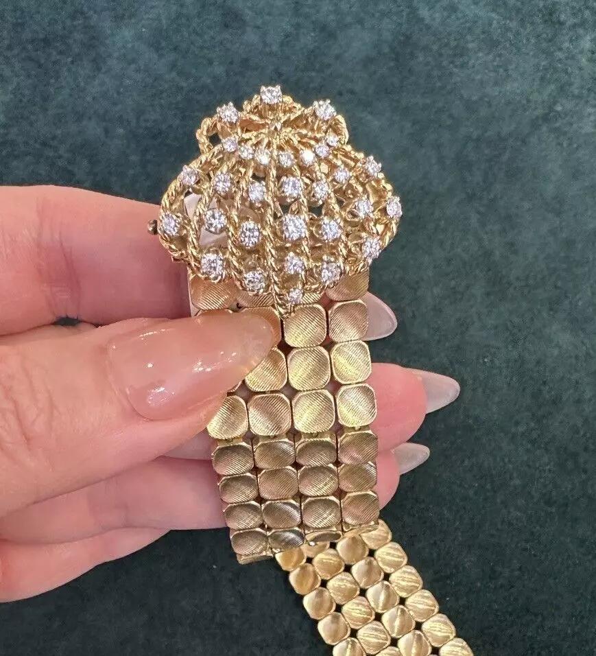 Bracelet ceinture Clam coquillage en or jaune 18 carats avec diamants 

Le large bracelet à glands présente un travail d'or fin italien avec de l'or jaune 18 carats et un fermoir en coquillage avec des diamants ronds et brillants. Le bracelet peut