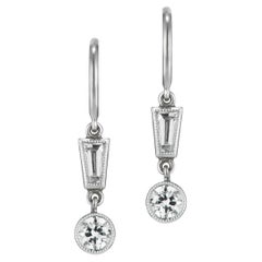 Boucles d'oreilles pendantes en platine avec diamants d'inspiration Art Déco