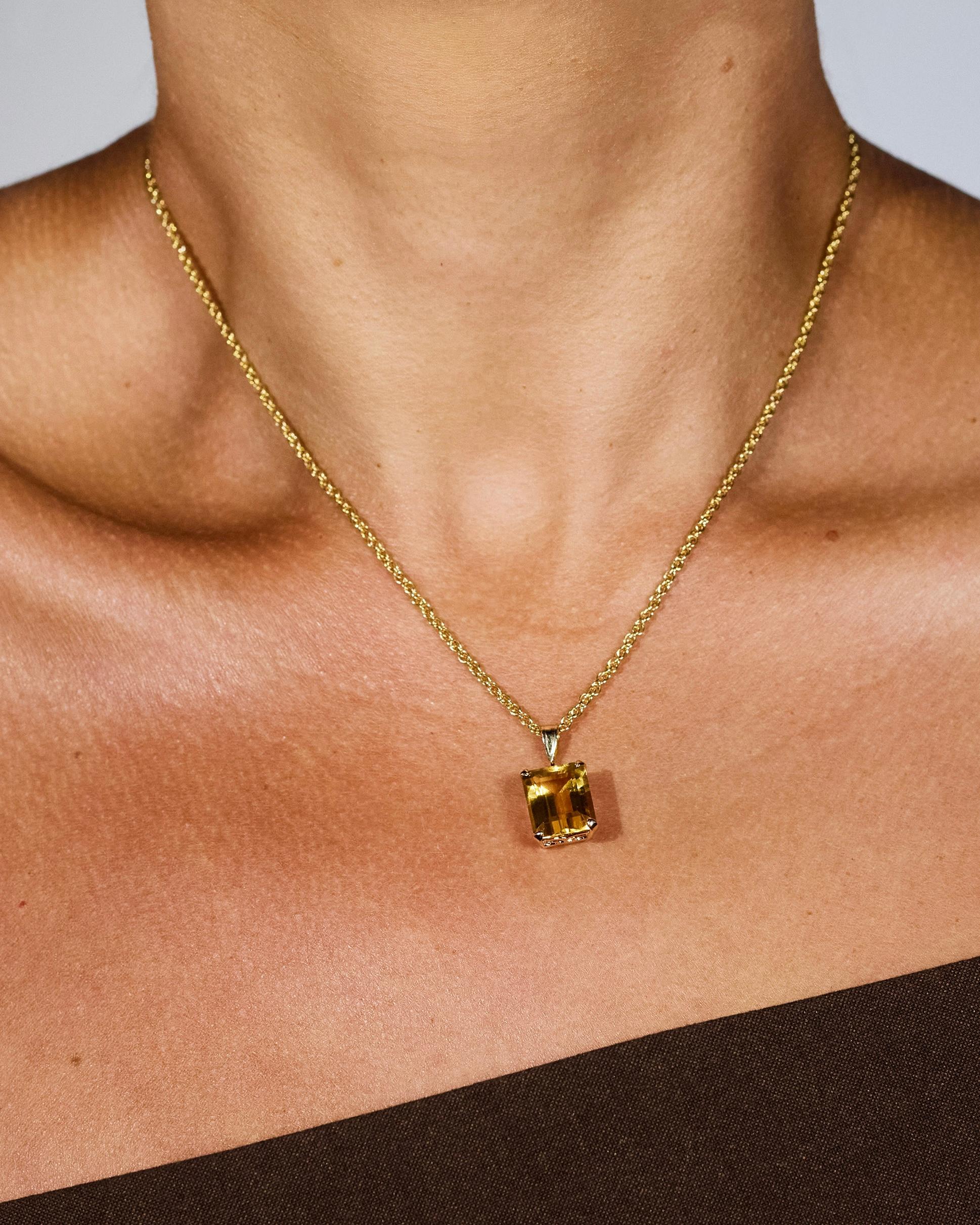 Inspired by lineage jewelry and the sentimental gesture of gifting timeless fine jewelry, Series of Eleven celebrates connection through a signature double-sided diamond clasp that shines alongside a variety of eleven solid 14k gold chains.

A 14k