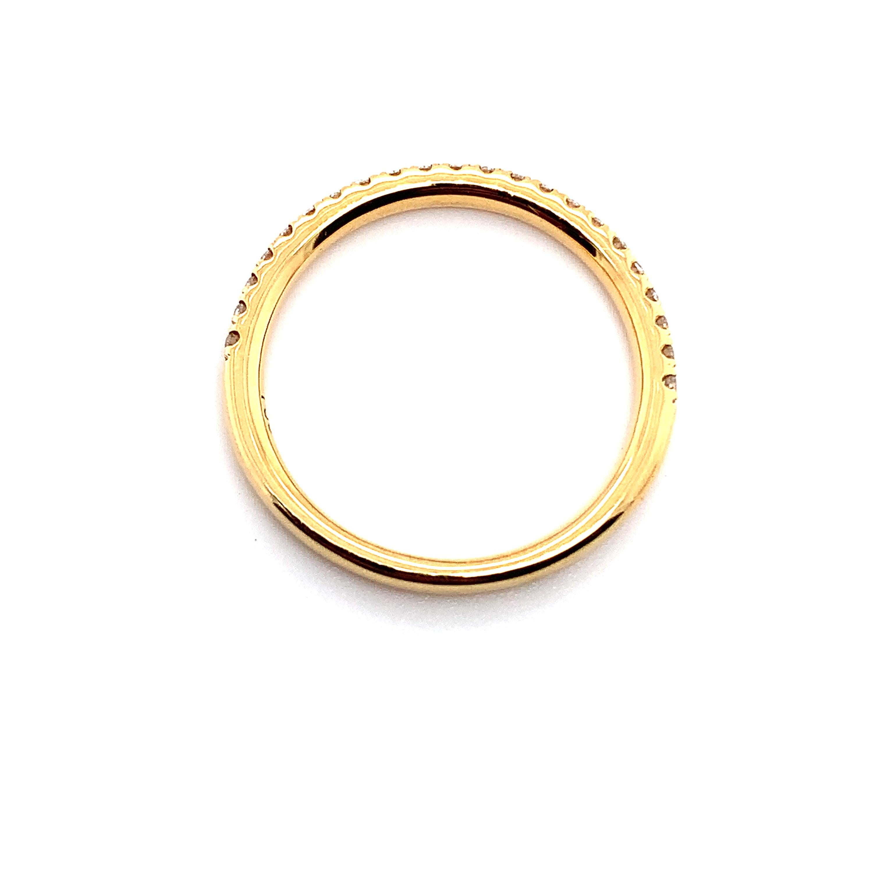 Round Cut Diamond classic half eternity wedding ring 18k yellow gold For Sale