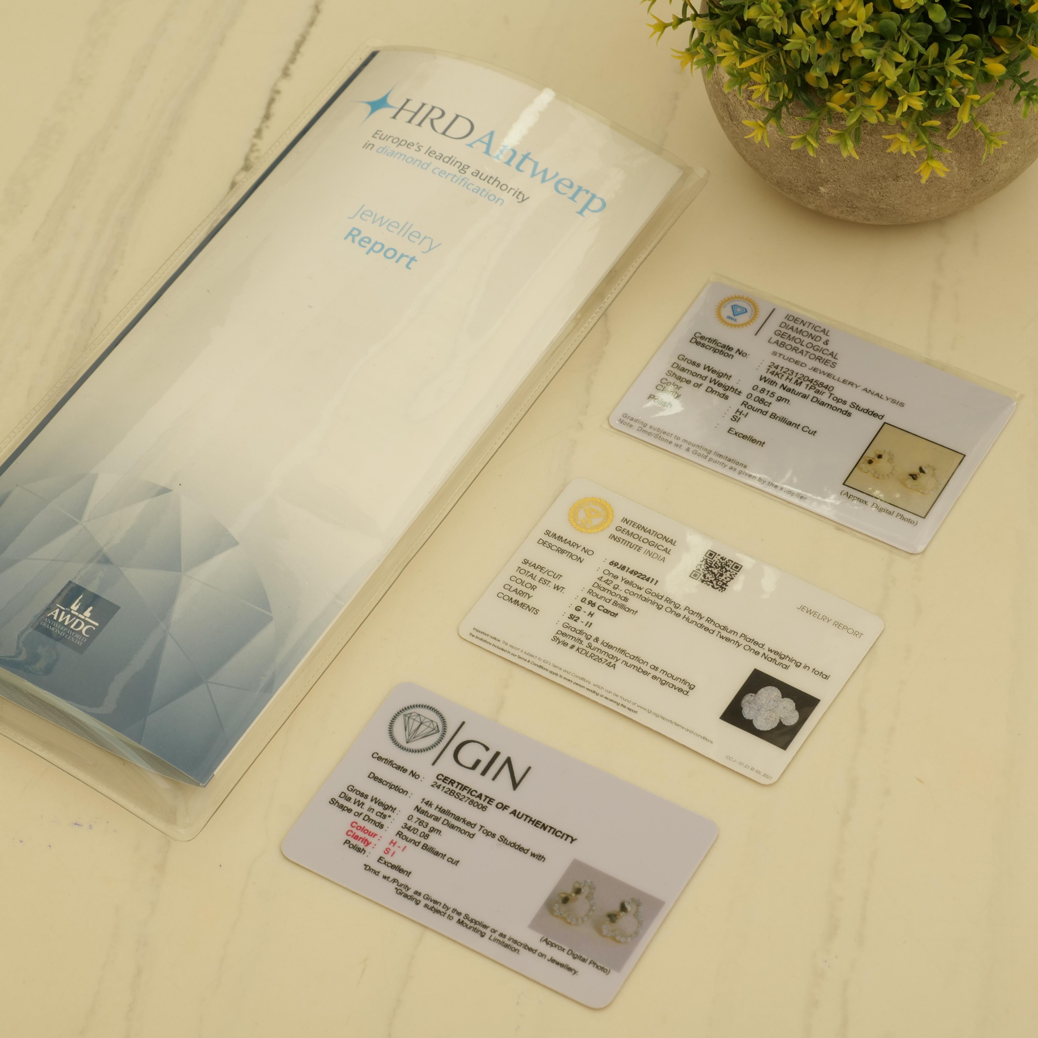 Tutti i nostri gioielli sono certificati da un laboratorio terzo come IGI, HRD, IDGL, GIN o SGL.

Questi orecchini a perno con diamanti naturali incastonati in oro massiccio 14k. La parte superiore di ogni perno forma un gruppo a forma di scudo con