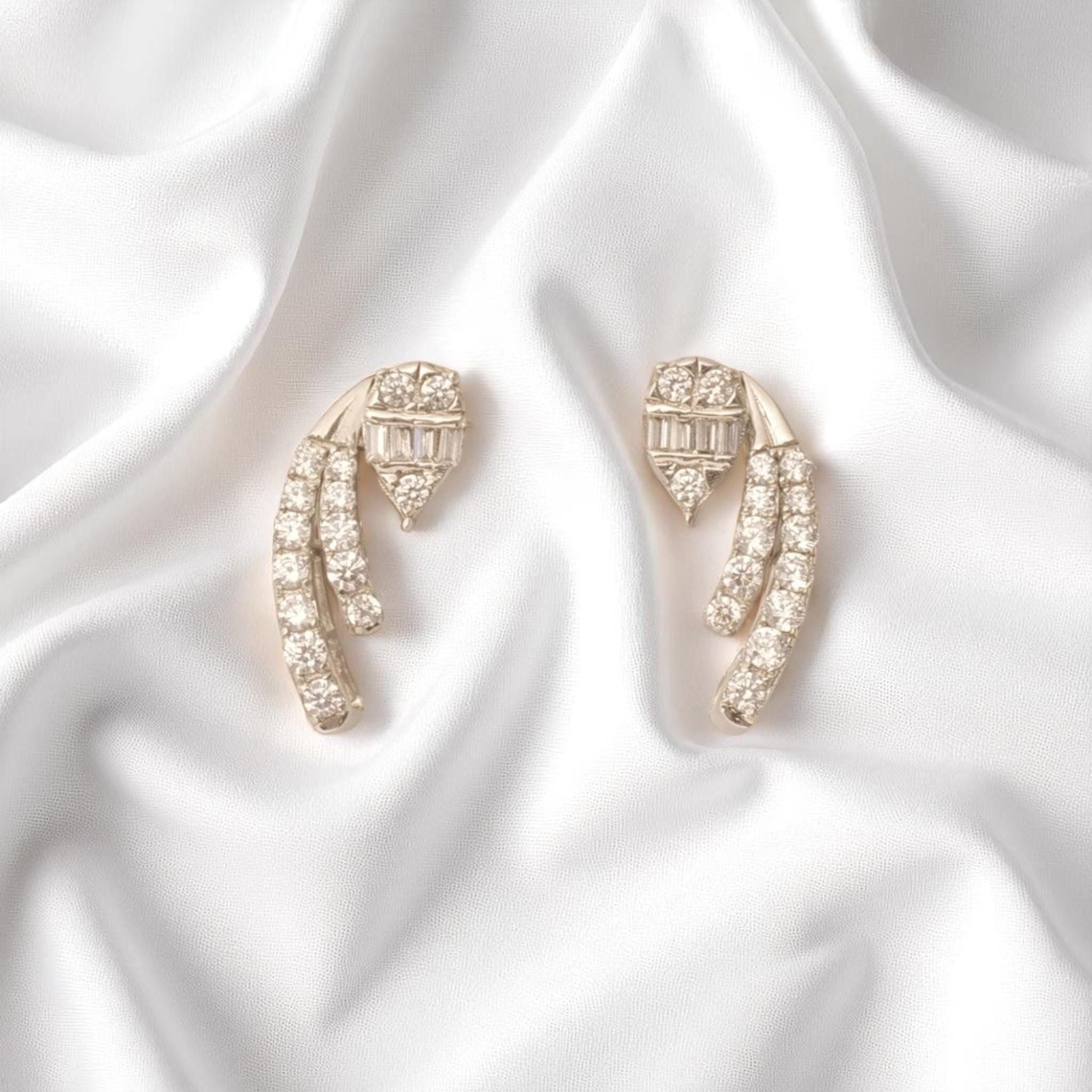 Taglio rotondo Orecchini a perno con diamante Climber in oro massiccio 14k (certificati) in vendita