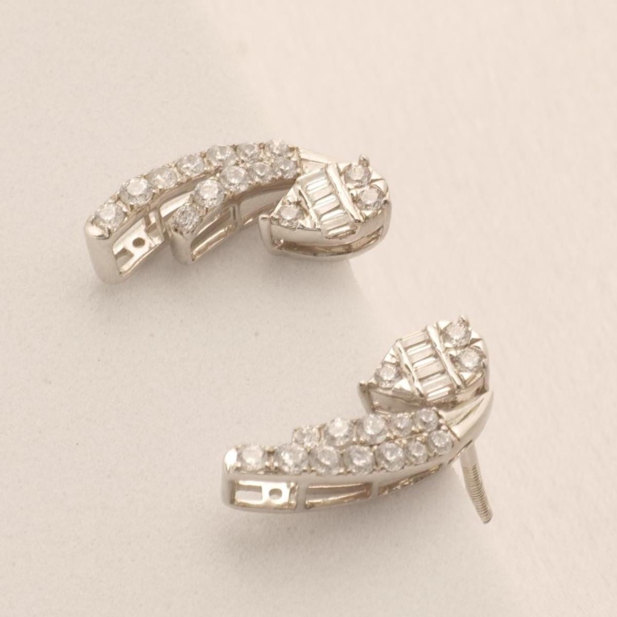 Orecchini a perno con diamante Climber in oro massiccio 14k (certificati) In condizioni Nuovo in vendita a New Delhi, DL