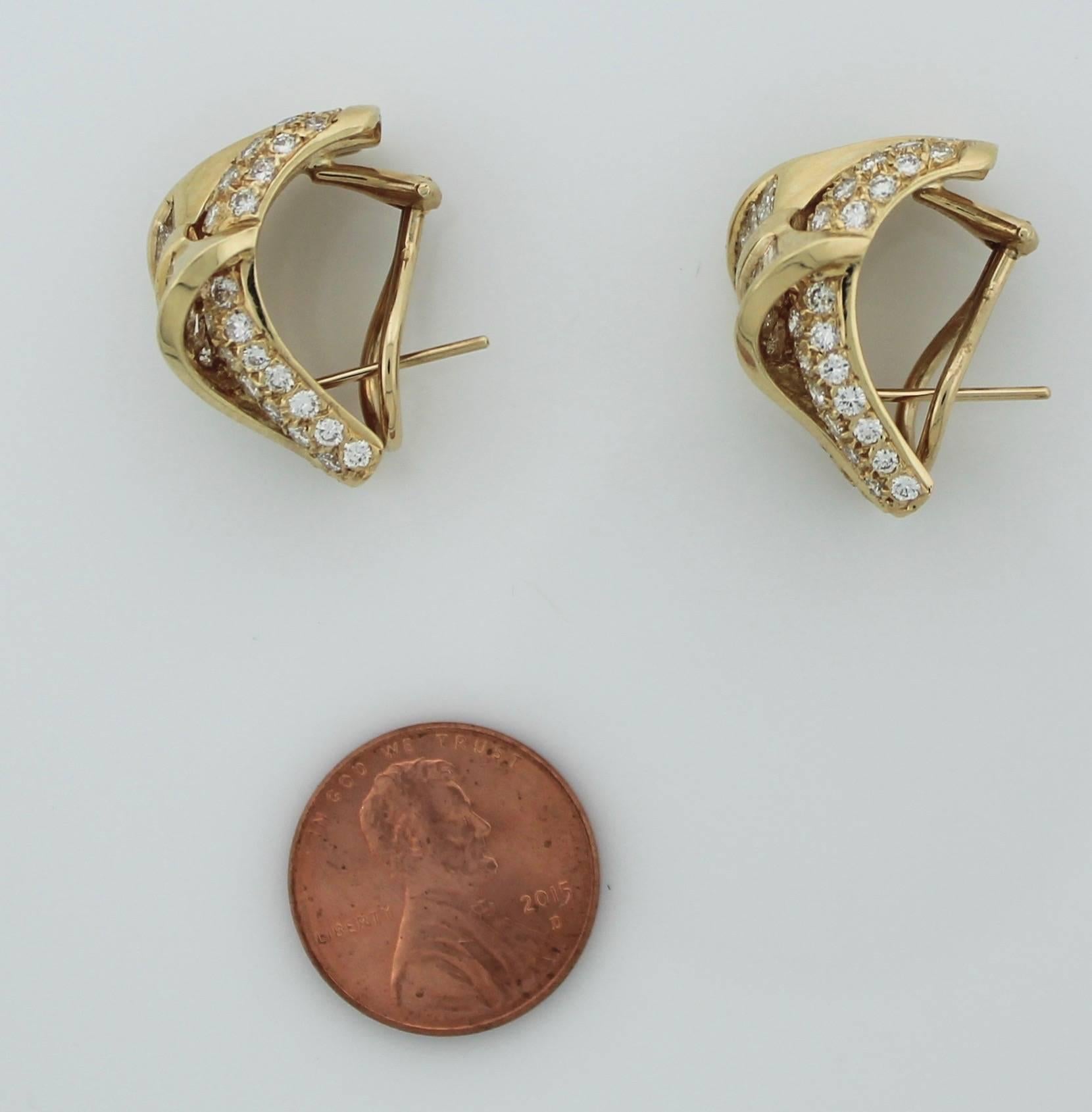 Diamond Clip Earrings with Bow motif:
Born in the 70's they have a nice weight to them (not hollowed out) like the cheaply made jewelry of today
with 16 tapered baguette diamond weighing 2.00 carats (approximately)
and 154 round brilliant cut