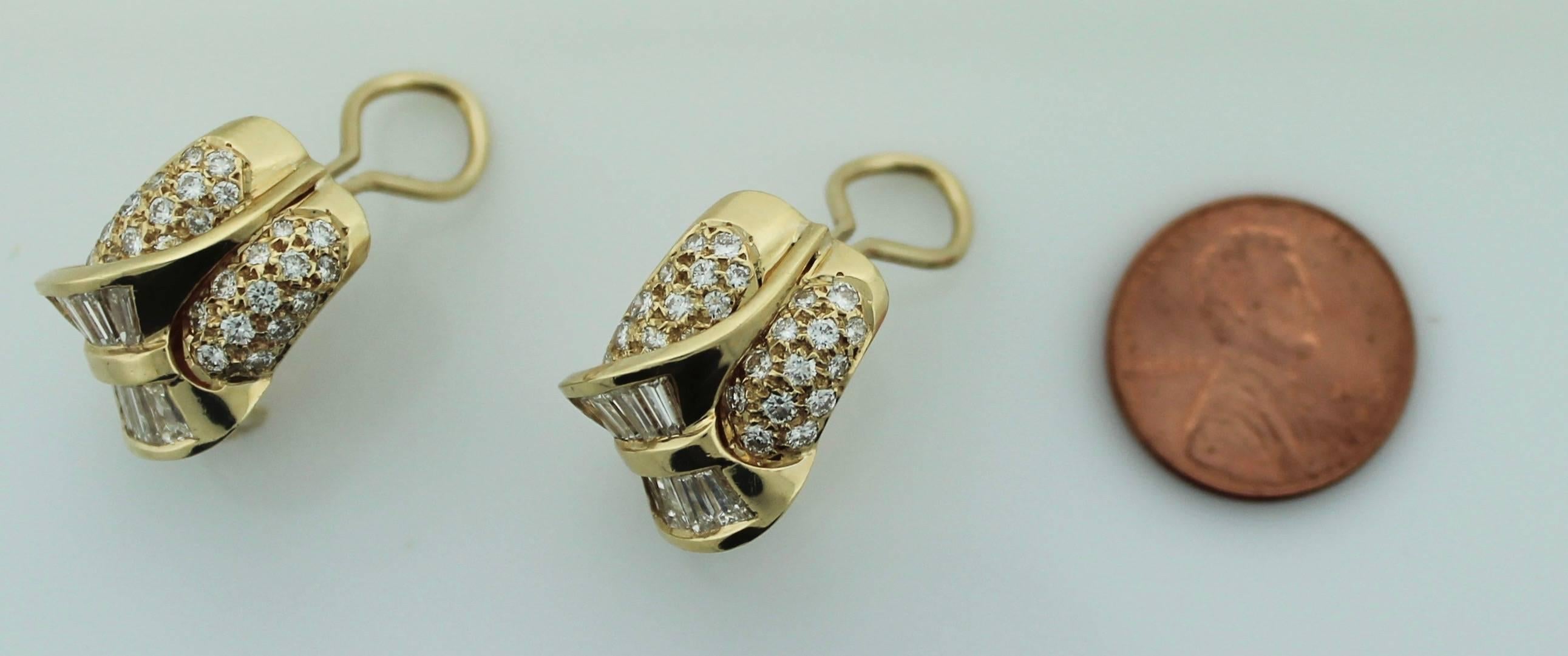 Diamond Clip Earrings with Bow Motif In New Condition For Sale In Wailea, HI