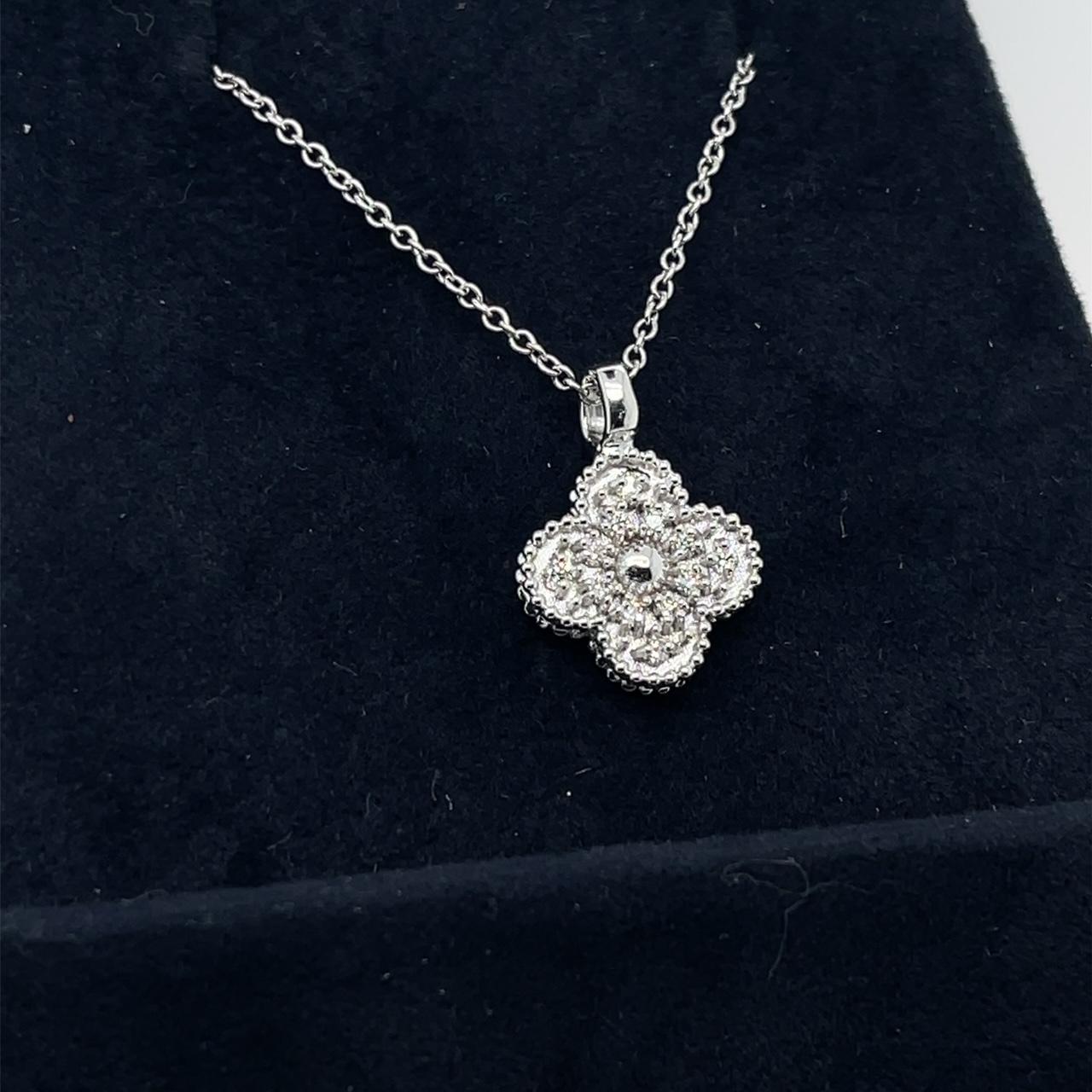 DIAMANT-KLEE-HALSKETTE 18K WEISSGOLD

Karatgewicht gesamt 0,20 Karat 

DE Farbe VVS/VS Klarheit

Fassung in 18K Weißgold

Mit 16,0 