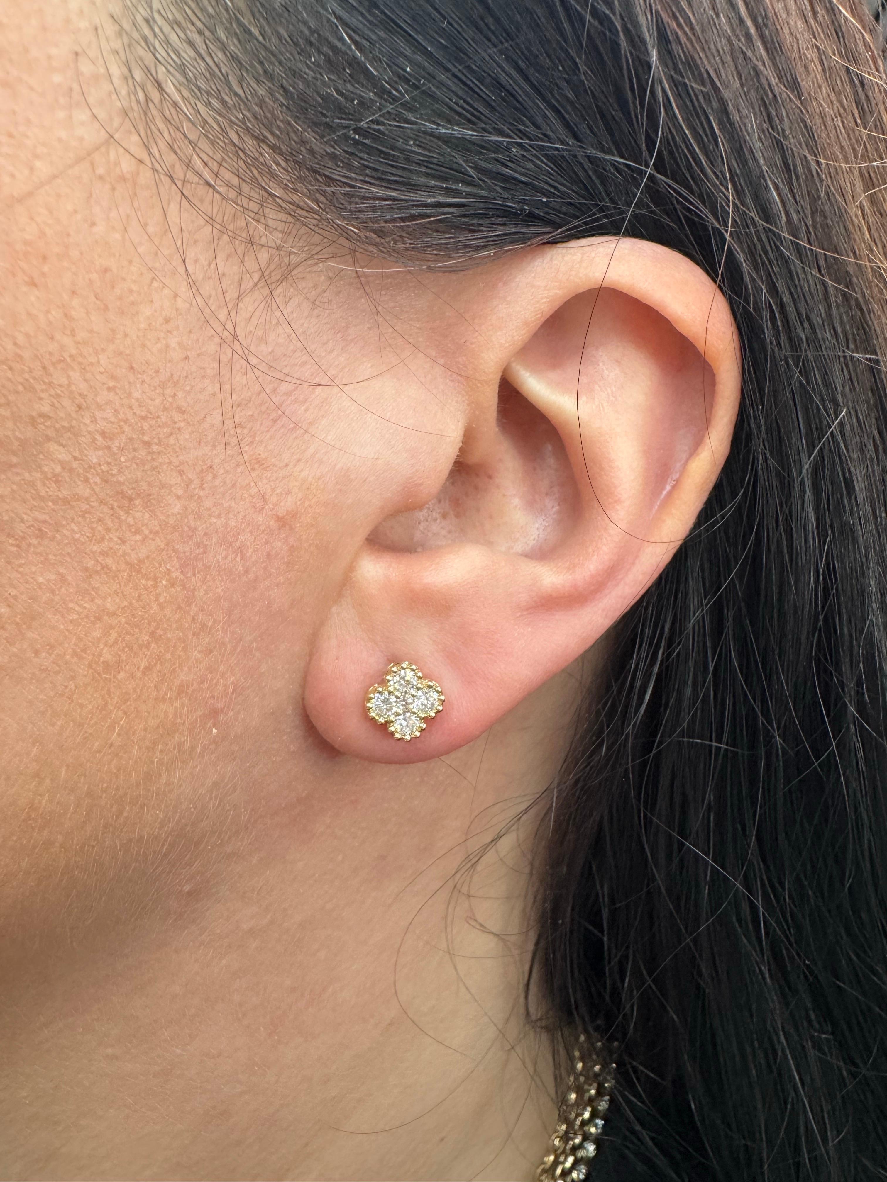 Délicates et élégantes, ces charmantes boucles d'oreilles clous sont réalisées en or jaune 14 carats et conçues dans un motif floral intemporel. Chaque boucle d'oreille est sertie de cinq diamants ronds de taille brillant, totalisant 10 pierres et