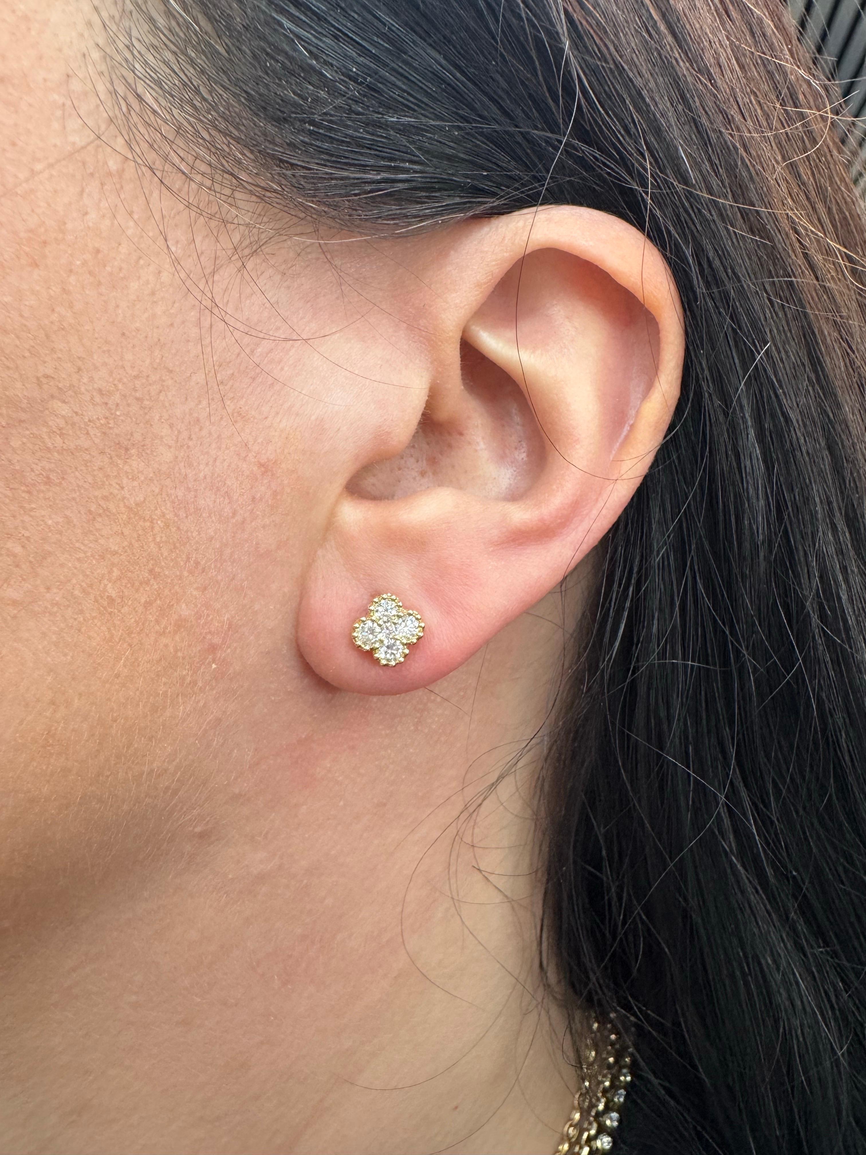 Boucles d'oreilles trèfle en diamant 0.62 carats or jaune 14KT 1.55 grammes Neuf - En vente à New York, NY
