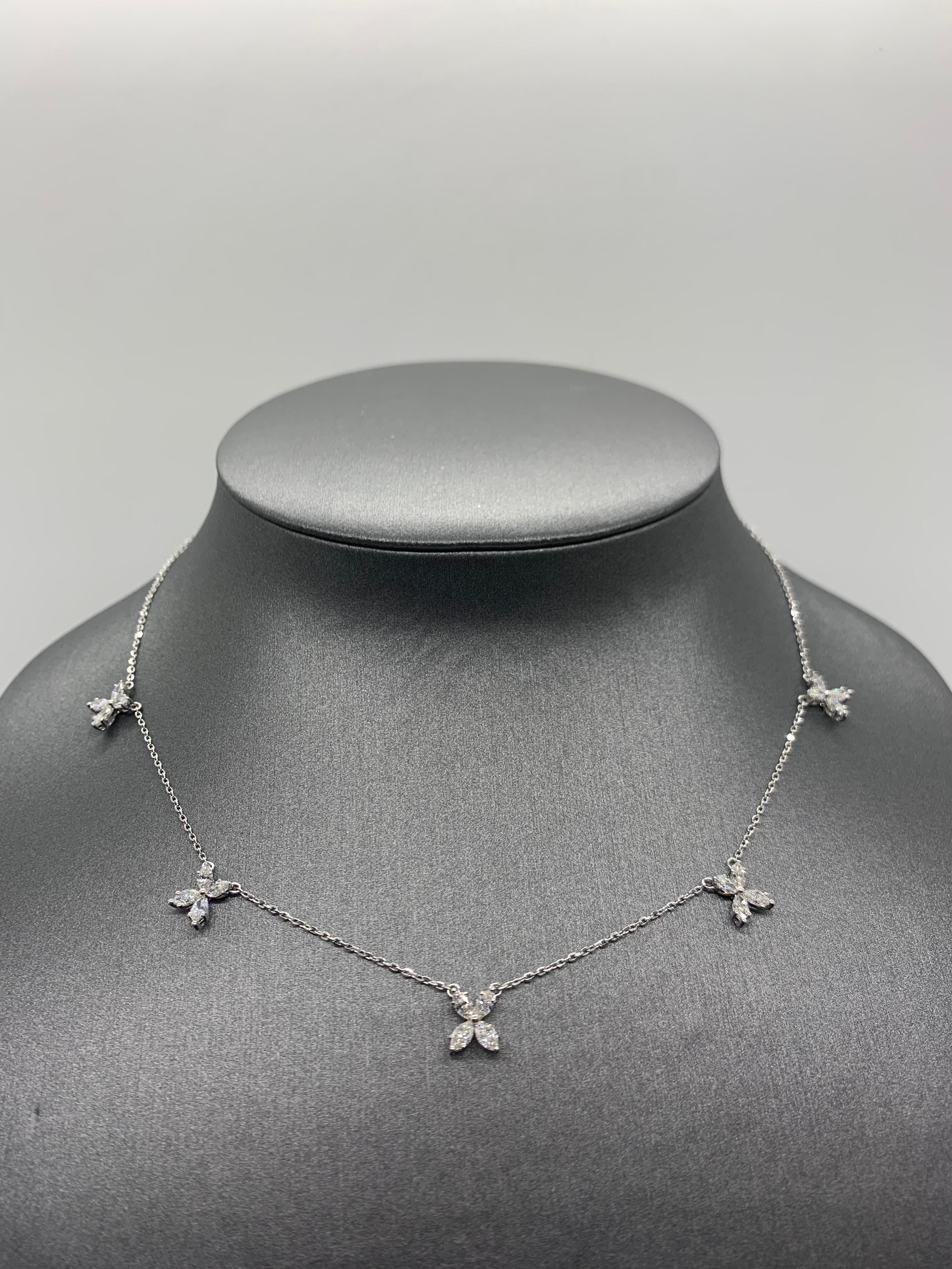 Taille Marquise Collier à breloques trèfle en or jaune 18 carats et diamants en vente